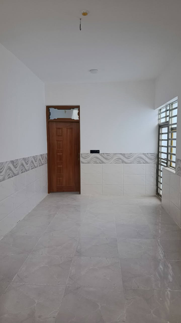 سلام عليكم 100متر للبيع بناء طابوك صب كونكريت يحتوي على غرفه او صاله وستقبال شارع المطار بشارع علكم بشارع حاتم الخير نهايت المقرنص  ***********
