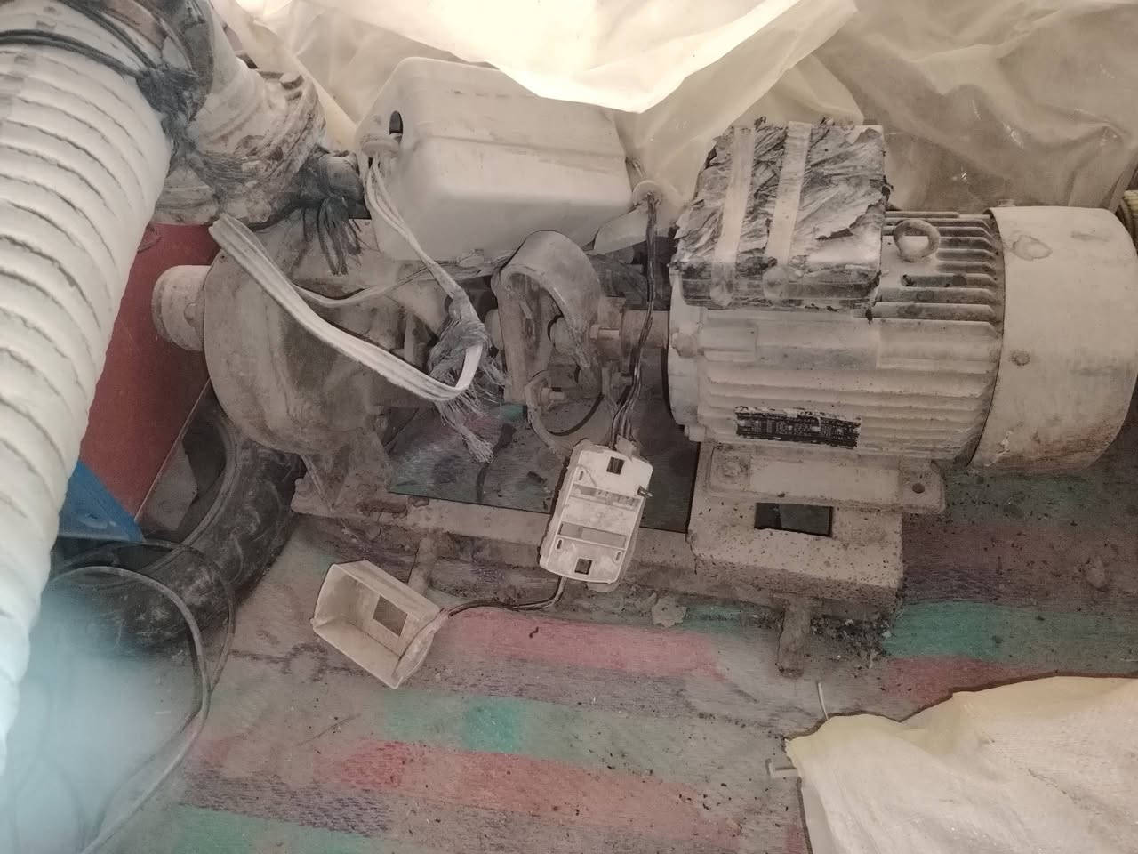 للبيع موطور كهربائي ثي فيز حجم ٧ ونصف كامل مع جهاز تشغيل واطفاء 
4/4 انج مع صومدة ٦متر  السعر ٣٠٠ للاستفسار ***********
