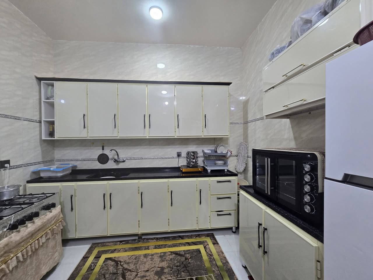 السلام عليكم دار للبيع حي ذويب ثاني ركن ركن مساحة 195 متر زراعي خدمات كاملة ماء مجاري كهرباء مولد تبليط واجهة 17متر غرفتين نوم 5×4//////مطبخ 4ونص×3ونص////استقبال6×4//// صالة 8ونص×4//////// صحيات داخل وخارج وخلف دار ايضااا//// ترك 13متر@×120//// لبيت كامل وخير من الله واحلة من صورة بعد  ارضية بورسلين درجة اولة جدار بورسلين لوح 120 يعني متصرف لوربع كامل مكمل ////اتريد ابيعك مأثث اتريد بدون اثاث بكيفك //گراج سيارة 45متر////بلوك شاهين/// شغل جديد واسف ع اطالة استفسار اكثر ***********///////معروض 72وبي مجال  اخوان غير متواجد ع فيس غير متواجد ع فيس  اتصل وبيك خير ودلل
