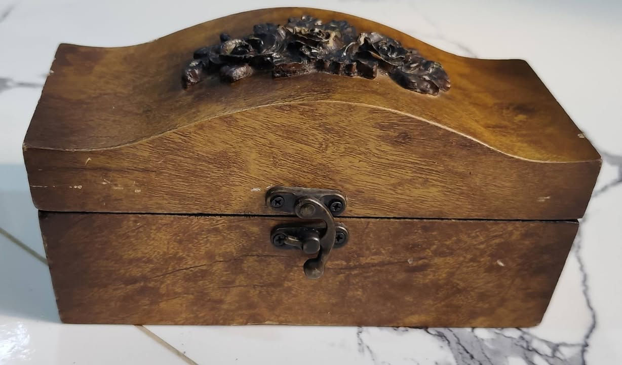 صندوق مجوهرات خشب فنتج مزين بزهور رزن مجسمة كلاسيكية قفل انتيكا جميل والداخل مبطن بمخمل ناشف ماروني 
 السعر 15 شامل التوصيل


**إذا كنت صاحب هذا الإعلان وتريد حذفه لأي سبب، رجاءا أرسل رسالة إلى الدعم الفني**