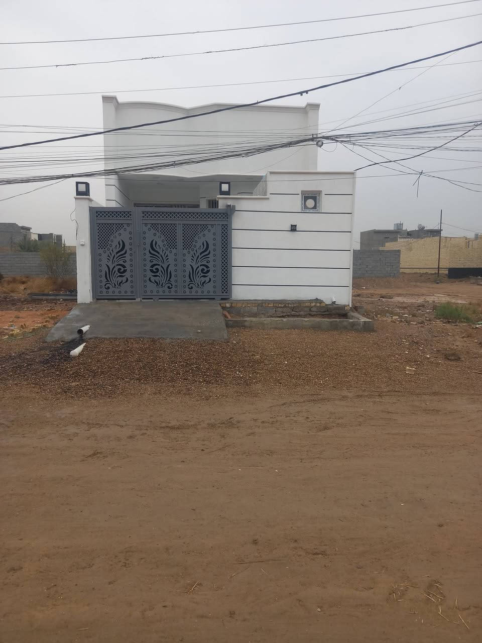 بيت للبيع 🏠 بناء 2026 طابو ملك صرف
بناء طابوك
البيت جاهز من كلشي ✅️
مساحة 156 وربع
 الوجه 6 وربع 
نزال 25
شارع 20 
نافذ على شارع 40 سايدين الجامعة 
يتكون البيت من طابق ونصف
الطابق الارضي مطبخ حار و بارد 
استقبال و صالة كبيرة
غرفة نوم و ثلاث صحيات و منورين
الطابق الاول 
صالة كبيرة وصحيات
والبيت مصبوغ داخل وخارج  
مسحوب علي قرض اسكان ومستمرين بالدفع 
العنوان _ الفلوجة _ حي المنصور _ مقابل بانزين خانة الجوهرة _ قرب جامعة الفلوجة
***********
( ( 💵 90 مليون وقابل للتفاوض 💵 ) )
