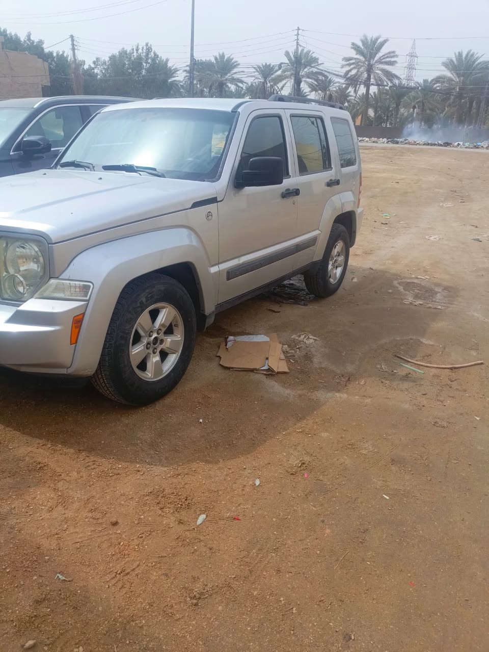 جيب كوماندي 2012 (الجيل الثاني KK) سيارة SUV مدمجة تتميز بقوتها ومتانتها، مجهزة بمحرك 
 سعة 3.7 لتر ينتج 210
 حصان، وناقل حركة أوتوماتيكي من 4 سرعات. تتوفر بنظام دفع رباعي 4+4
)، وتتميز بتصميم صندوقي، ومقاعد جلدية/قماشية، وميزات عصرية مثل UConnect للبلوتوث،
، مما يجعلها مناسبة للطرق الوعرة والمدن. 
المواصفات الفنية بالتفصيل:
المحرك: V6
 SOHC 12-valve، قوة 210 حصان.
ناقل الحركة: أوتوماتيكي بـ 4 سرعات.
نظام الدفع: دفع رباعي (
كفاءة الوقود: استهلاك متوسط بحوالي 7.6 كم/لتر.
السحب: قدرة سحب تصل إلى 5000 رطل. 
هاذي صفحه مخصصه للبيع جميع أنواع سيارت 
رقمي التواصل ***********
