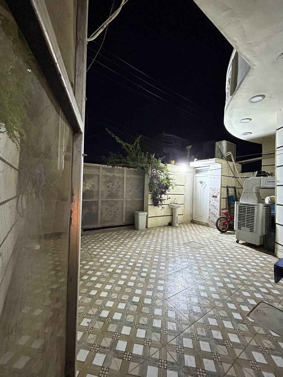 السلام عليكم.. 
دار مساحه 120 متر طابقين كامل من كلشي 
(سند 25 زراعي) 
 الواجهه 7 ونص
النزال 16 
المحتويات 
(الطابق الاول) 
 كراج سيارة مع صحيات خارجية
مطبخ 3 ونص×7
الاستقبال 4×7
غرفة نوم 4×5
مع الحمام والصحيات الارضي 3×2
(الطابق الثاني) 
حولي 4×4
غرفتين نوم 4×5
حمام وصحيات 3×2
مع بلكونات امامية + خلفية
العنوان
 كميرة شارع المركز فرع اسواق الواثق 
#السعر 152 وبي مجال 
للاتصال ***********..واتساب 
*********** رصيد
