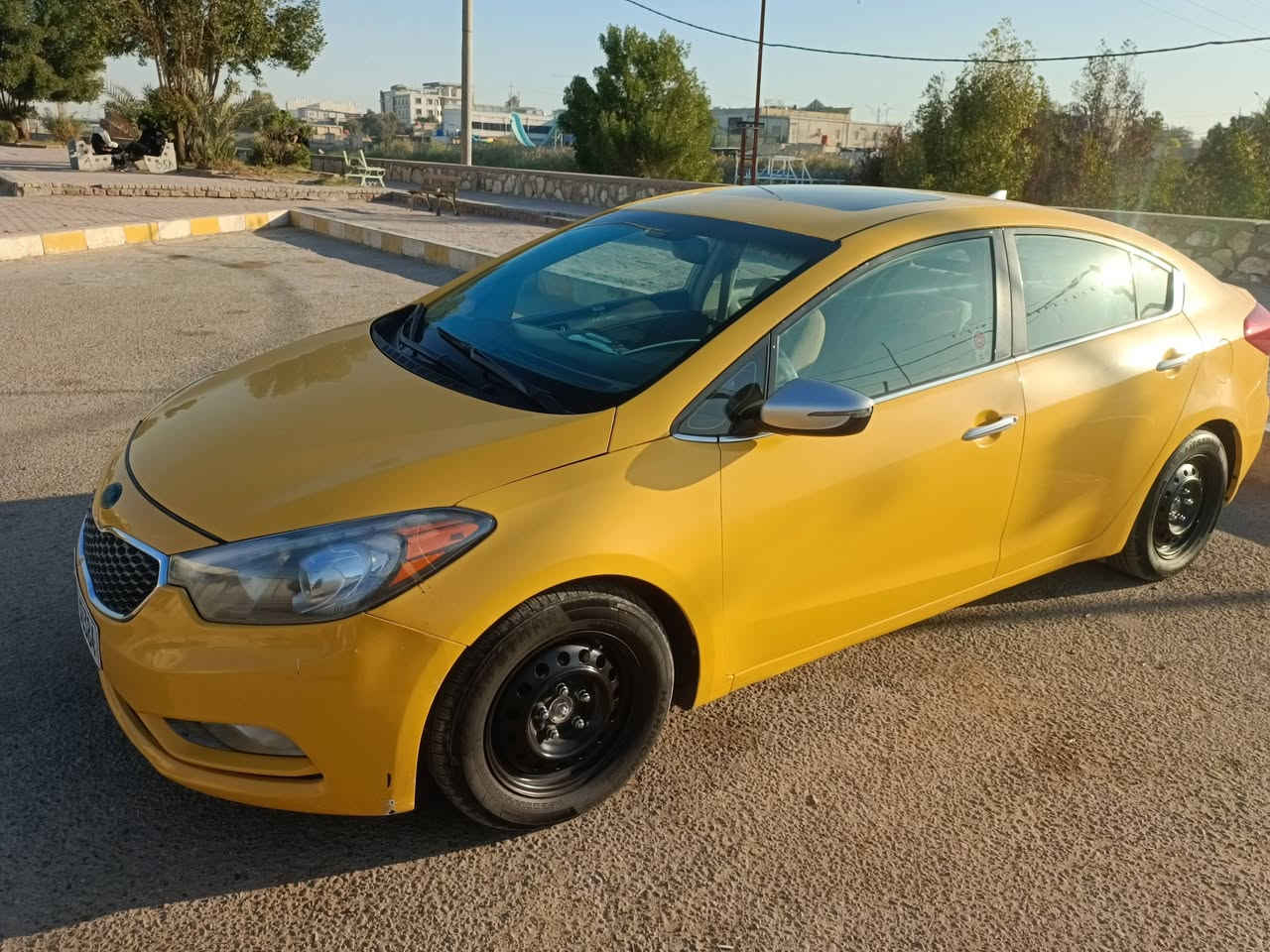 سلام عليكم شباب كيا فورتي موديل ٢٠١٤ وارد امريكا حادث جاملغ امامي ايسر فول مواصفات واحد ع واحد ماشيه ٢٠٠ تقريباً تخم تايير جديد حداديه حلوة نقص بس دبلات امامي عليه تخم تاير وويل اسود بالكارتون مطلوبه هيئة ١٠٠ الف تنزل من السعر سنوية بعدها ما منتهية راعيه موجود شرط يريد مداور ماكو وكالة رقم بغداد انگليزي مكان السيارة ميسان. السيارة اصل كشنات جلد وشاشة وكامرة وتنتة وتحكمات وخزن ميموري وقطعتين تبريد ثلج محرك الفين جي دي اي  ما بي لا تنقيص ولا تبخير سونارهه موجود السعر ١٠٠ وبيه مجال حك الجية ***********
