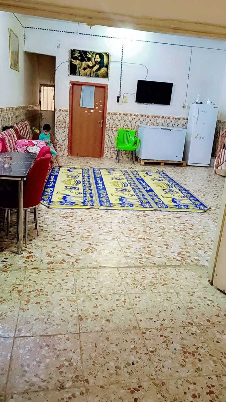 بيت للبيع مساحه ١٤٠ متر بناء جديد طابقين الطابق الأول غرفه نوم وصاله واستقبال ومطبخ وصحيات داخليه وخارجية الطابق الثاني يحتوي على غرفتين نوم وصحيات الموقع طوريج شارع الهنداوي قرب أسواق بسم الله قريب من الشارع العام لأستفسار الاتصال على الرقم ***********
