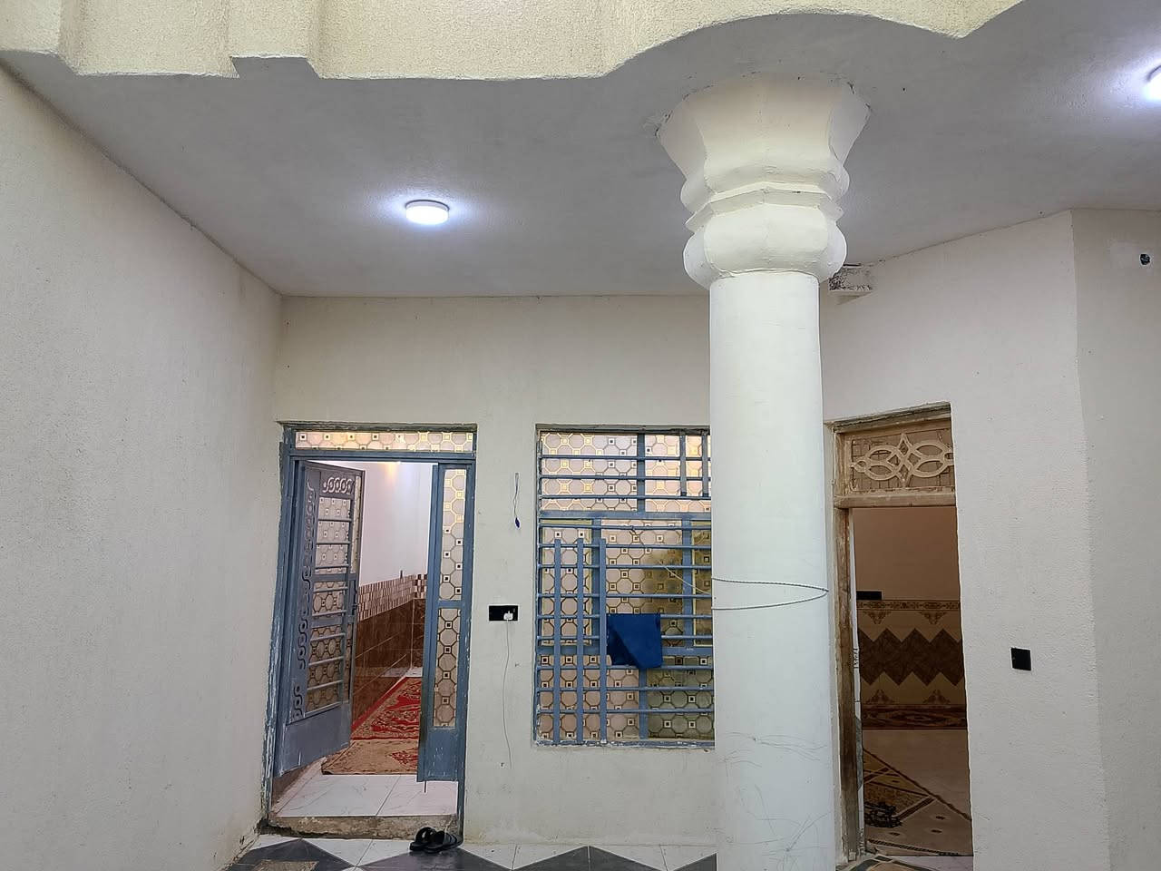 السلام عليكم بيت للبيع طابقين الطابق الاول يحتوي عل غرفه ومطبخ وصاله واستقبال وممر  وطارمه وصحيات والطابق الثاني غرفه ومطبخ وصحيات وسطح جبير  البيت بناء جديد ونظيف  للتواصل ***********
