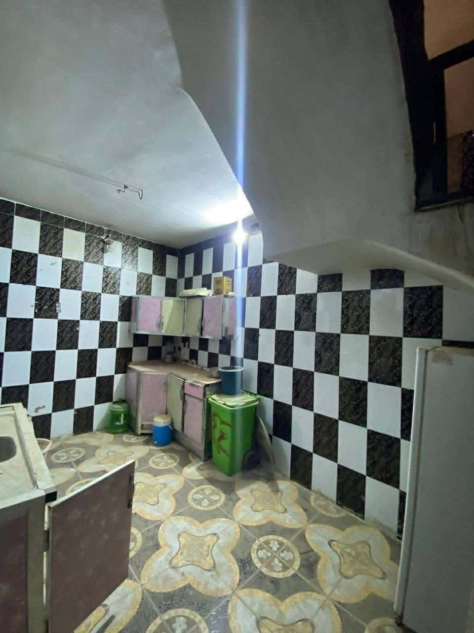 اللهم صلِّ على محمد وآل محمد 🤍

للبيع بيت سكني جاهز
📍 الموقع: منطقة الانتصار – مقابل مجمع الأبرار السكني
قريب من جامع وحسينية الإمام الرضا (ع)

تفاصيل البيت:
 المساحة: 50 متر
 الواجهة: 5 متر
 النزال: 10 متر
 الأساس والأضلاع خاص بالبيت فقط (غير مشترك)

التقسيم:
 الطابق الأرضي:
 استقبال
      مطبخ مفتوح على الحولي
 منور
 حمام
 صحيات داخلية وخارجية
 الطابق الثاني:
 غرفتان نوم
 بيتونة كاملة

🏠 البيت جاهز للسكن
💰 السعر: 55

📞 للاستفسار: ***********
🏢 مكتب الصادق للعقار – الانتصار، بداية شارع 25
