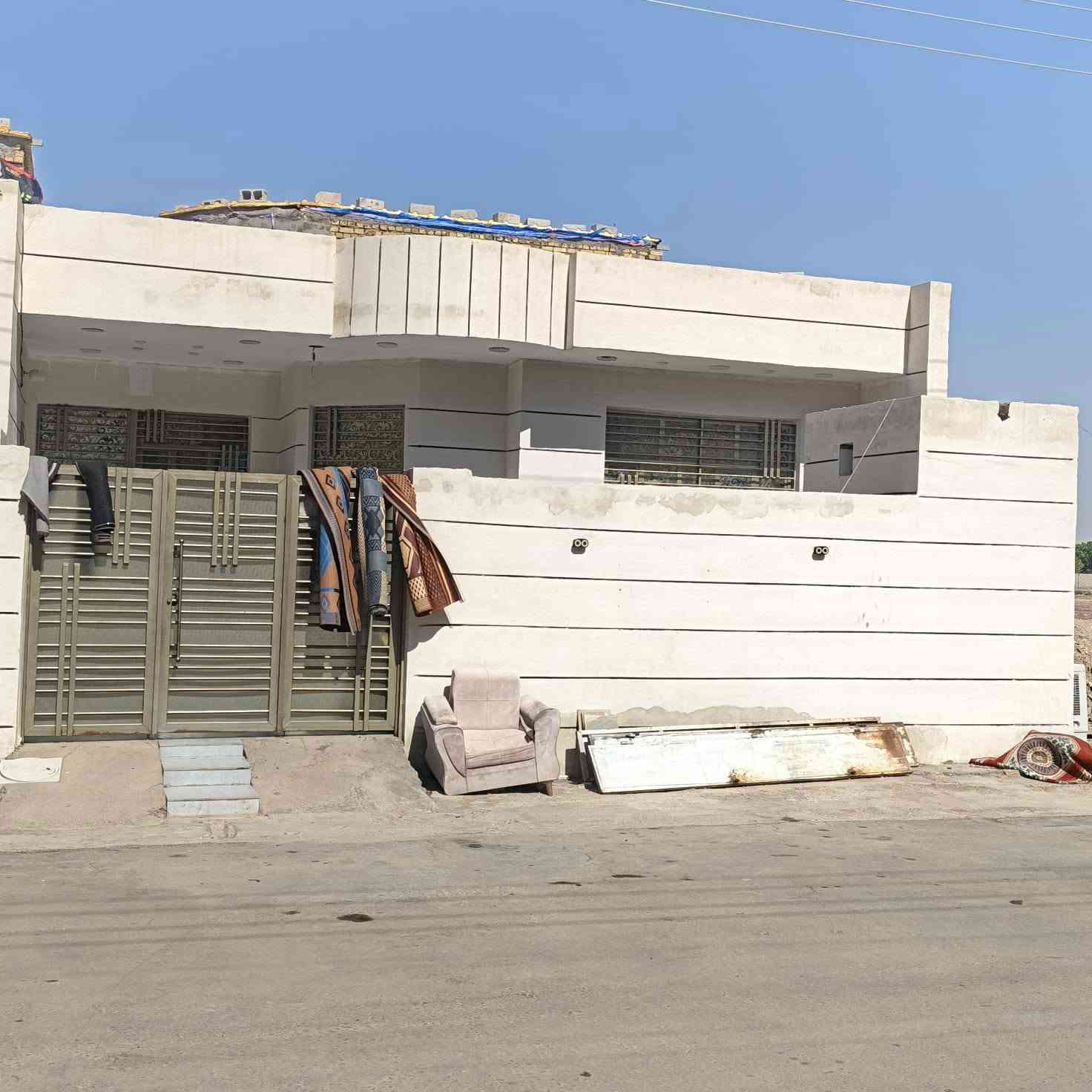 بيت للبيع في منطقة حي القصور قرب المدرسة
المساحة ٢٢٠ متر طابق واحد
الواجهه ١٠ متر والنزال ٢٢ متر

يحتوي على غرفتين + مطبخ حار وبارد + استقبال + صالة + صحيات داخلية وخارجية + مناور عدد ٢ + حديقة

البيت بناء حديث نهاية ٢٠٢٥
صب كونكريت
ارضية بورسلاين
الدرج مرمر + محجر زجاجي
البيت طالع منه من الطابق الثاني فقط صالة واصلة للبخ ومسقفة بسندويج بنل
بصف البيت قطعة ١١٠ متر تباع وي البيت أو لوحدها
للأستفسار تواصل خاص او واتساب ***********

