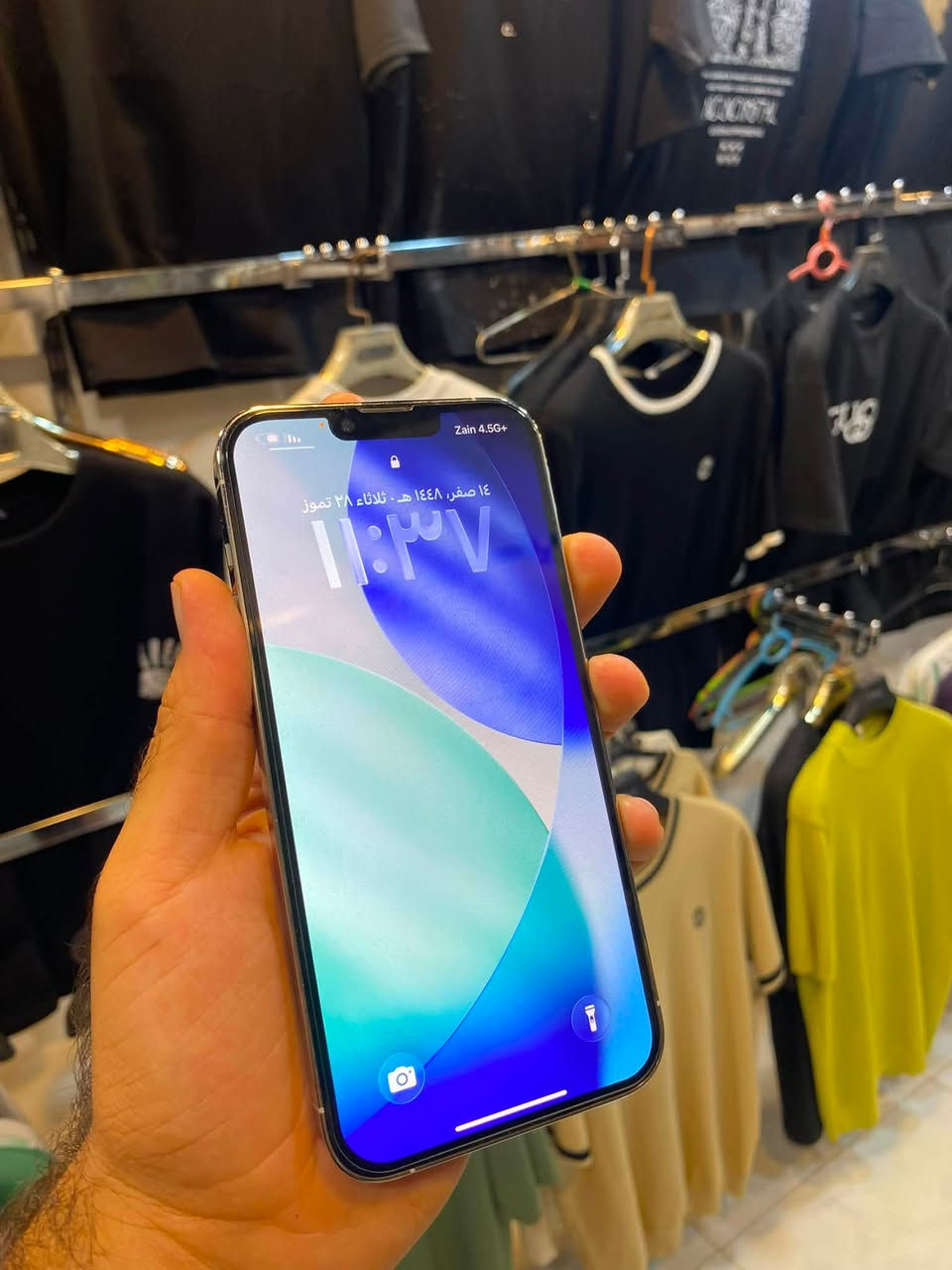 ايفون 13 برو ماكس لون ابيض
ذاكره 265
بطاريه 80 
نضافه مضمونه استخدام شخصي 
وتر بروف 
سعر  775 وبي مجال بسيط 
***********
