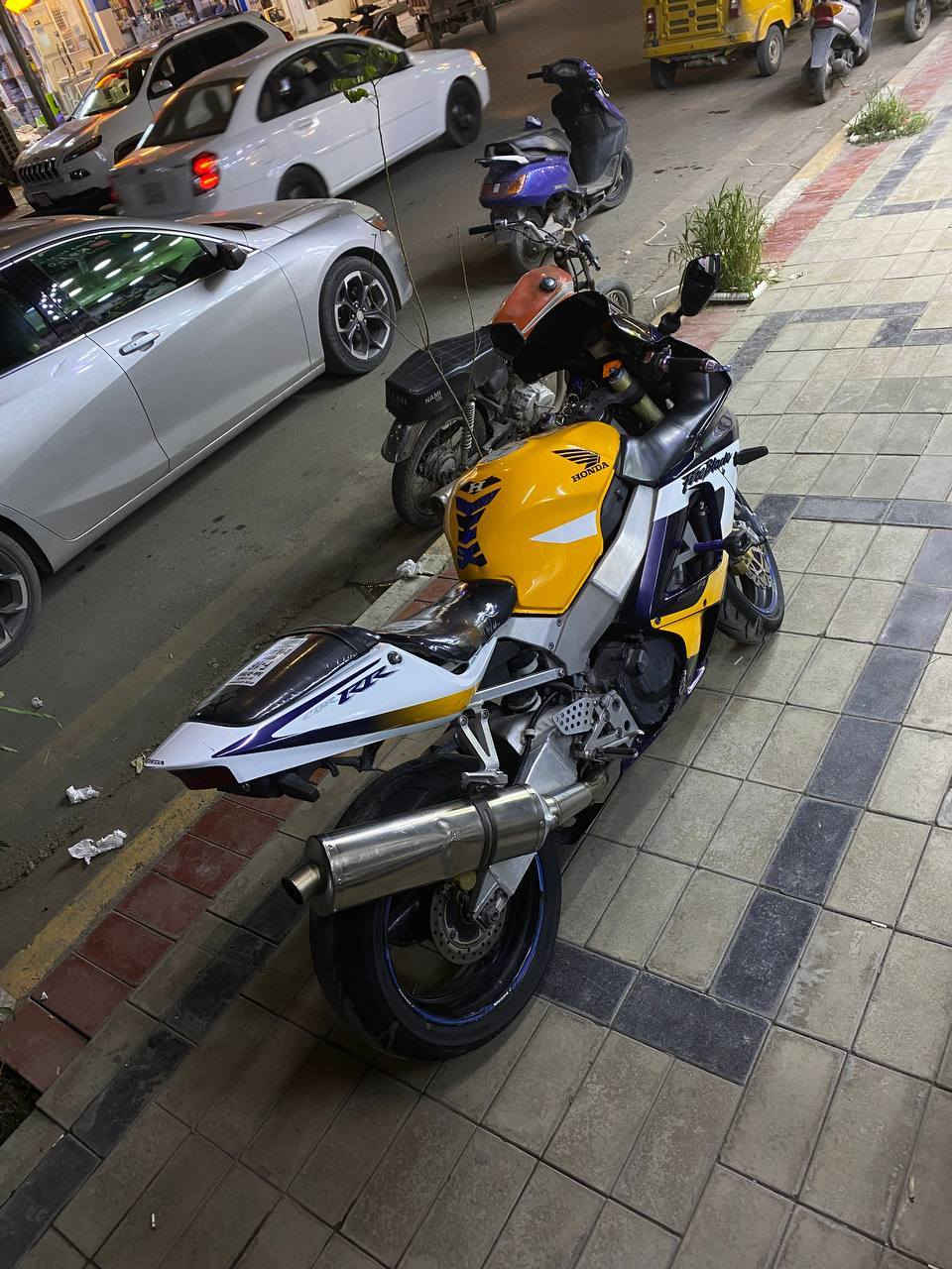 سلام عليكم بطح للبيع 929 وراق مكينه مكفوله جيب فتر شوفه دراجه سكيورتر 2004 السعر تفاصيله خاص رجاءن مو شراي لا تعبني العنوان ميسان دور نفط رقم الهاتف ***********
