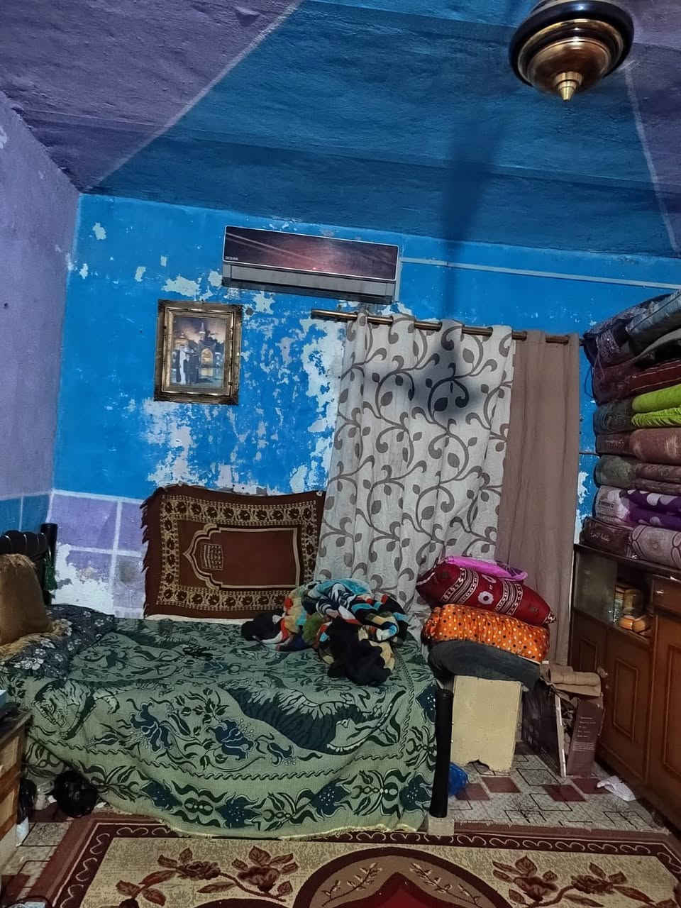 السلام عليكم بيوت ثنين للبيع في النشوه دور الببصيري قرب حقل مجنون مقابيل التانكي واحد منهم ينسكن والثاني ابيعه قطعه  الي ينسكن غرفه ودوانيه ومطبخ وصاله وحمامات المساحه الكليه 550متر الواجه 10 والنزال 55 للاستفسار ***********
