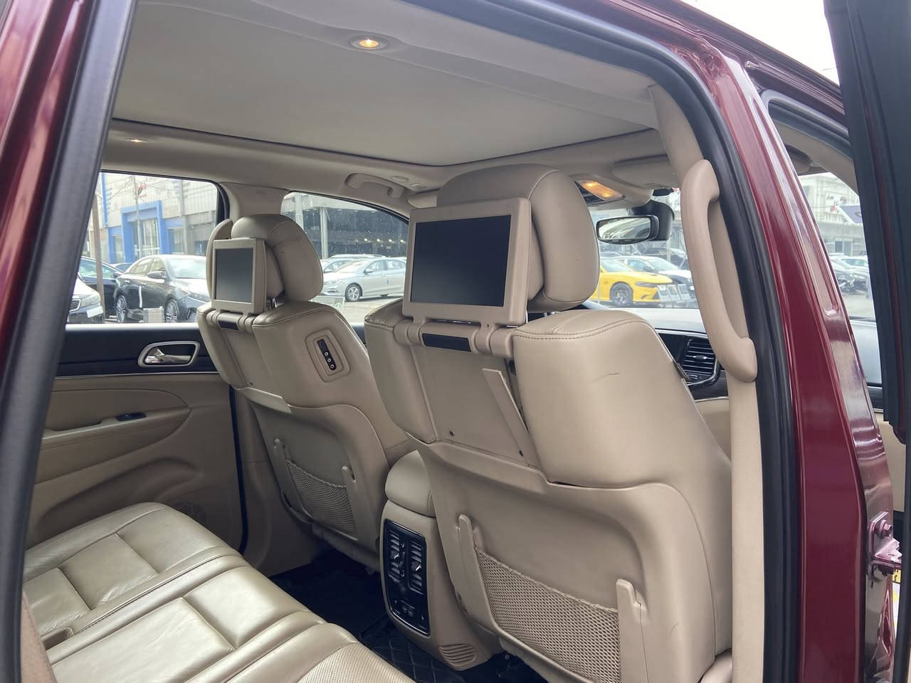 السلام عليكم جيب كران شيروكي 2018 لمتد فول1/1 
كلين تايتل كفالة عامة ماشية 83ميل
رقم الهاتف:*********** /***********
