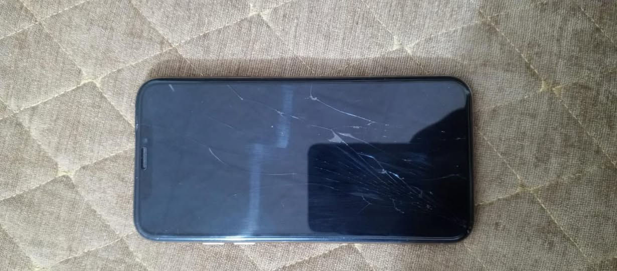 سلام عليكم ايفون Xs للبيع تليفون نضيف الله شاهد علي بس شاشه مكسوره و ابد ما متأثره عل تليفون و بطاريته ٧٧ سعر ١١٥ و هاذ رقمي وتساب فقط ***********
