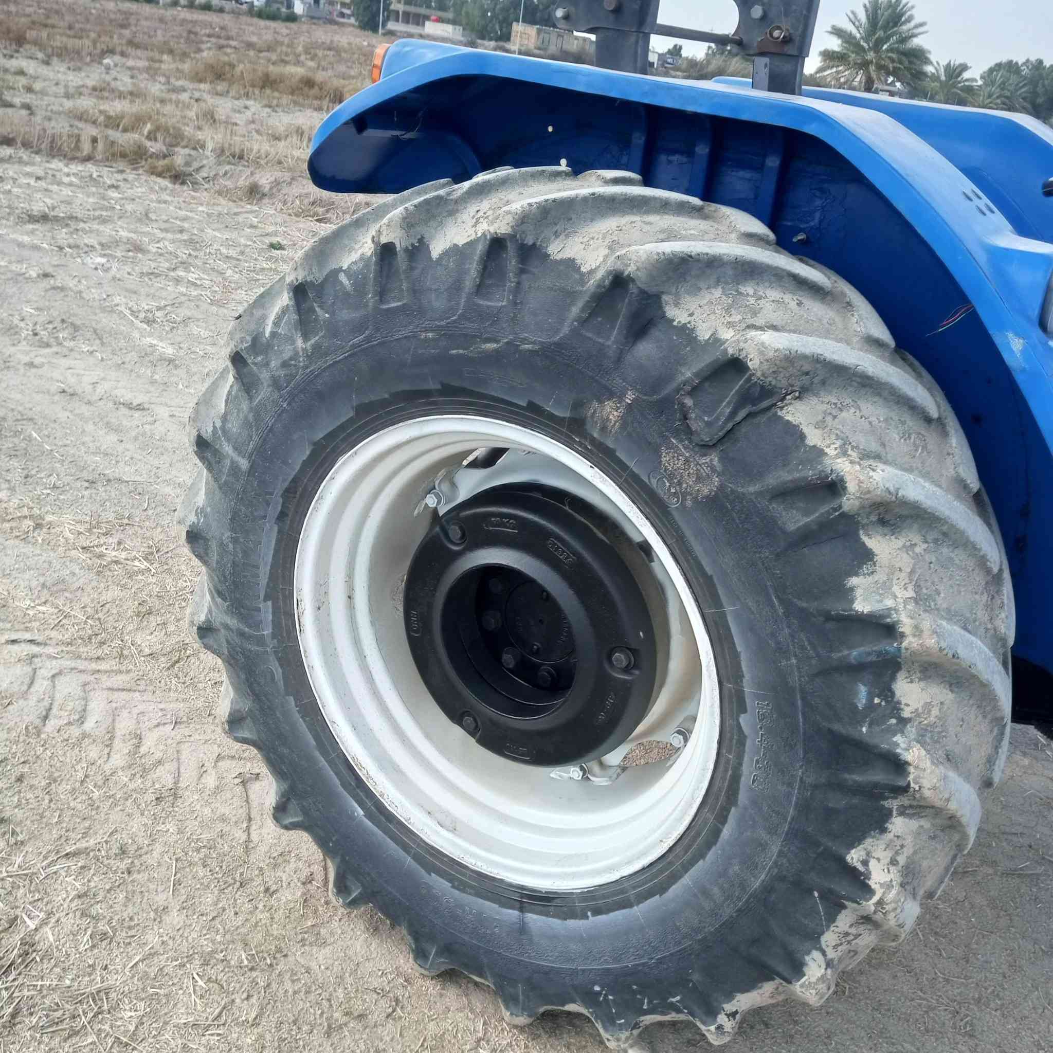 السلام عليكم ورحمه الله وبركاته للبيع نيو هولند موديل 2010 مكينه حلووه ونضيفه كلش  مكينه كير واكسن وهودرليك علا وضع الشركه تايرات الشركه بيها اربعه محرك مفتوح ومجفت رايمر والله حالين بهذا الثلج بس تخلي ايدك ع السويج رقم نجف تحويل ثاني يووم 

***********
