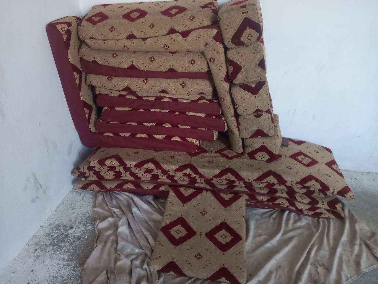 السلام عليكم ديوان ارضي للبيع نضيف ١٧ مقعد مكاني واسط كوت ***********
