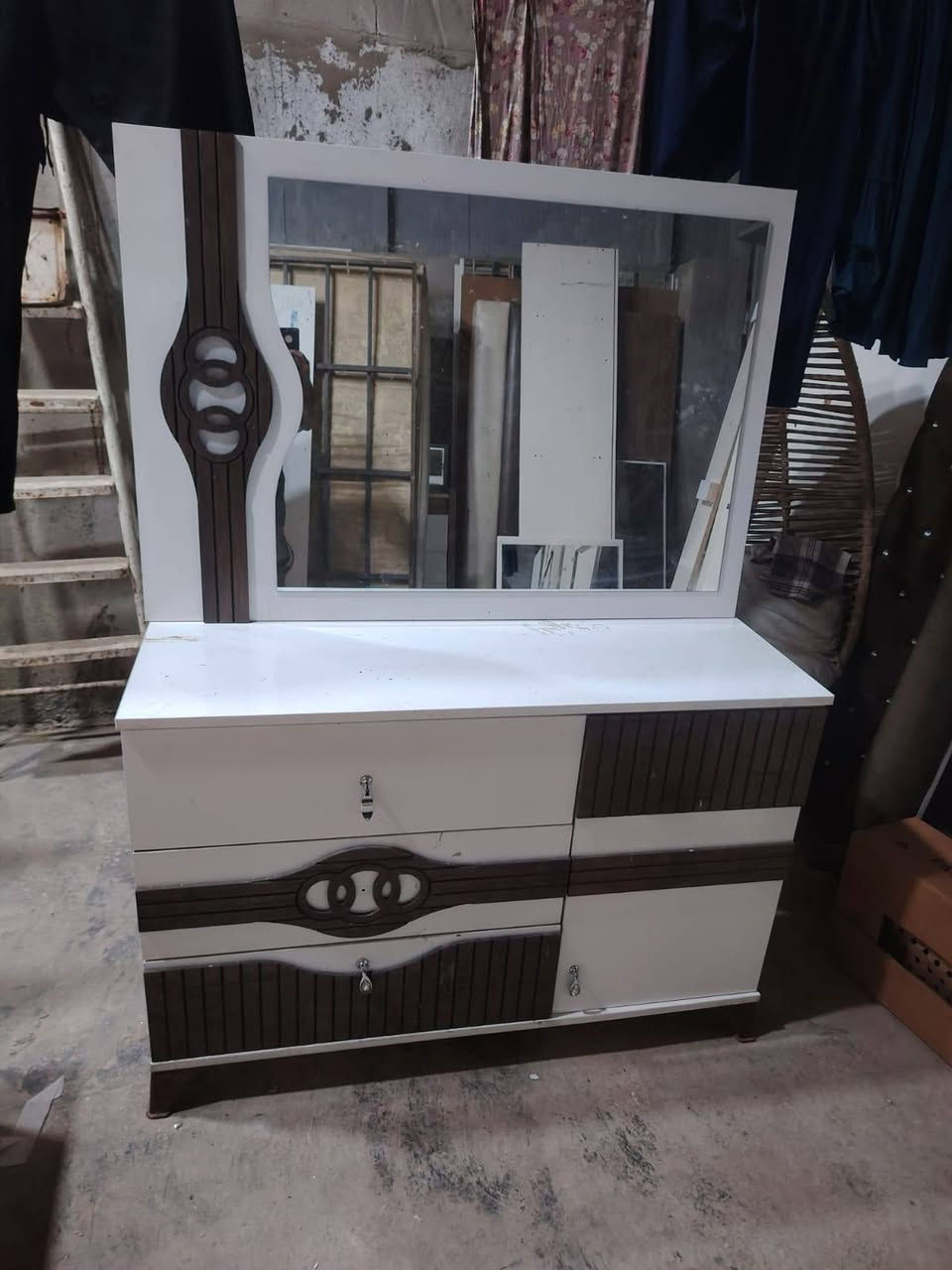 سلام عليكم خوان غرفه 8 قطع
✅كنتور 6 باب 
✅جربايه 
✅ميز توليت 
✅ميز بلازمه 
✅طابوريه 
✅مرايه عاموديه 
✅كومديات عدد 2
✅سعر معه توصيل 
✅اي استفسار 
✅رقم ***********
سعر بلاش بس 390 الف 
قفل قفل قفل
