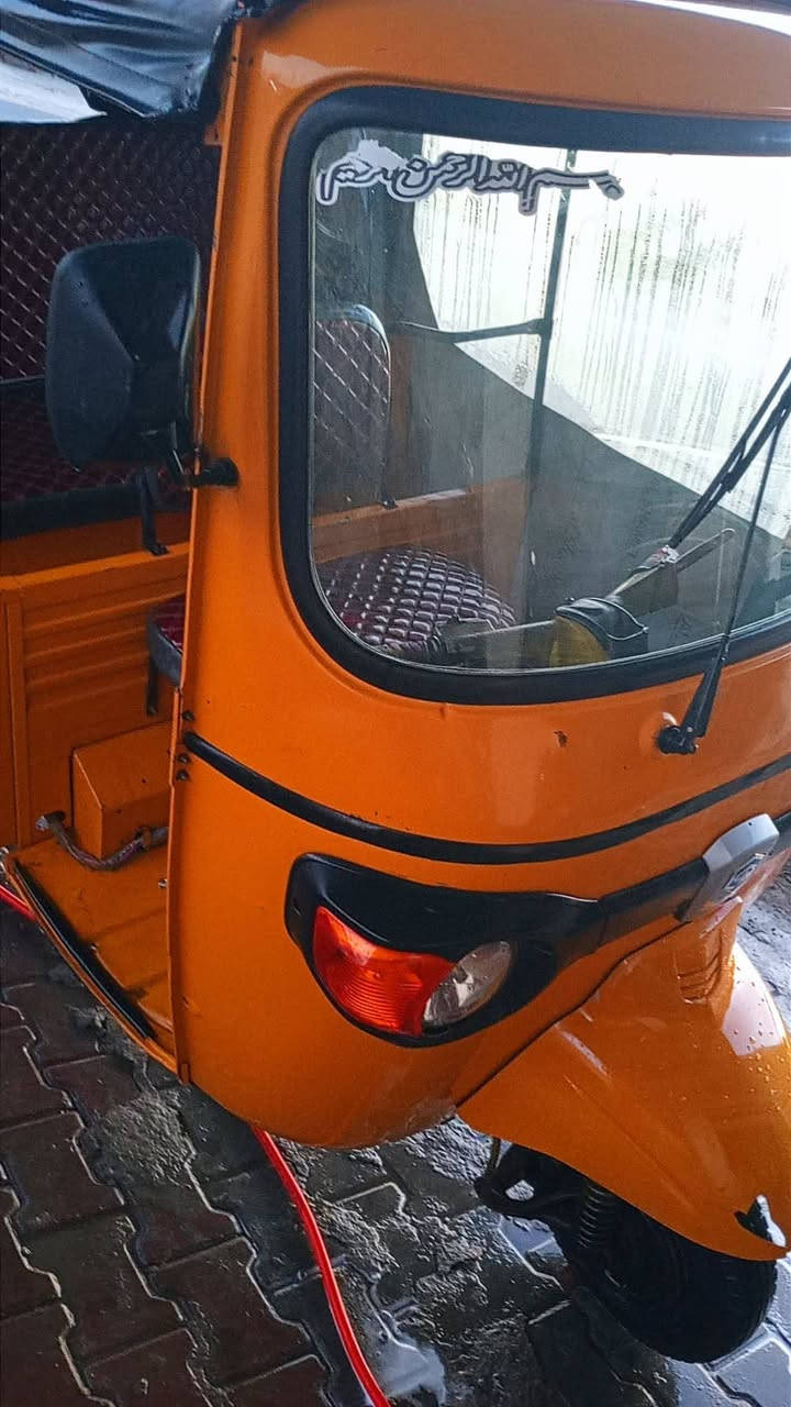 تك تك بياجو موديل 21 أوراق كامله شرط الترقيم لون اصفر ذهبي تخم تاير جديد كهربائياتها كلها شغاله  على نظام الشركه تماما بيها ضربه بصيطه يم الدوس التك تك مال جناي لان ممشتغلين بيها مال بيت لا تنفيس ولا تبخير قطره خياس مابيها مثل مموضح بلصور السعر 3و100 وبيه  مجال رقم *********** مكاني بغداد فلكه حي النصر
