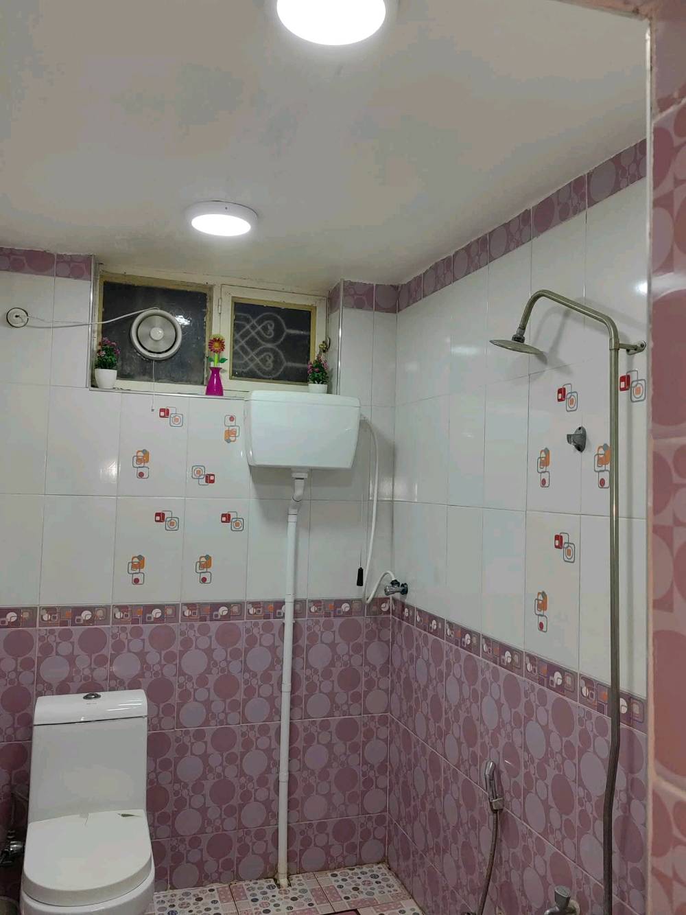 بيت للبيع بناء درجه اولى مسلح حي المعلمين الجديد شارع البطاقة الوطنية قرب اسواق طيوفه المساحة 156 متر  يحتوي على 3 غرف نوم صالتين 3 حمامات واحد غربي وشرقي، المطبخ يحتوي على كاونتر HDF جديد وسيراميك تركي وزارة البيت سيراميك تركي ، السطح ايزوكام، ارضية البيت مرمر فوليت تركي درجة أولى الدرج مرمر مع محجر الطابق الثاني سيراميك، كراج سيارة مع سقيفة، مع مقطورة وسخان وماطور ماء...
لمعرفة السعر على الرقم ادناه ***********