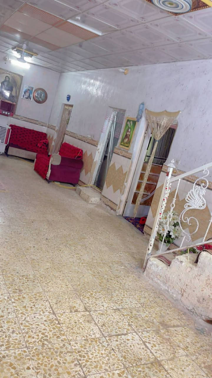 بيت للبيع العباسيه قرب سيد فاضل قرب الشارع مساحته 225متر غرفتين وصاله +مطبخ مغاسل خارجيه وداخليه ***********
