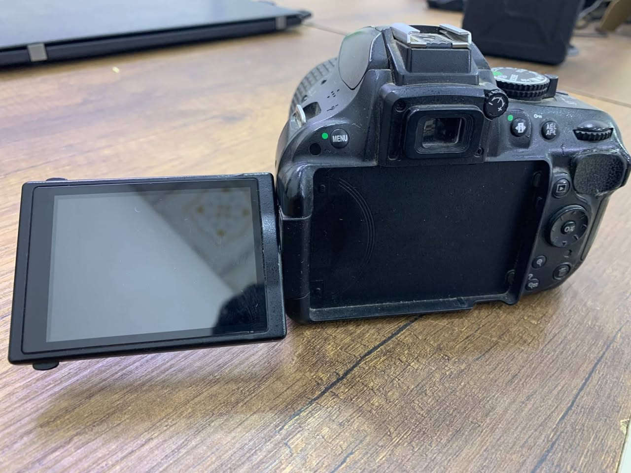 كاميرا Nikon D5200 هي واحدة من أشهر كاميرات DSLR للفئة المبتدئة والمقارب للمتوسطة التي قدمتها نيكون. على الرغم من إصدارها قبل عدة سنوات، إلا أنها لا تزال تقدم أداءً ممتازاً جداً بفضل مستشعرها القوي ومعالج الصور الخاص بها.
إليك المواصفات الكاملة والتفصيلية لكاميرا Nikon D5200:
📷 المواصفات الأساسية (Core Specs)
 * نوع الكاميرا: DSLR (بمرآة).
 * المستشعر (Sensor): من نوع CMOS بحجم APS-C (DX format).
 * دقة المستشعر: 24.1 ميجابكسل (تمنحك صوراً عالية الدقة وقابلة للاقتصاص والتكبير بوضوح ممتاز).
 * معالج الصور: EXPEED 3 (يساعد على معالجة الألوان بسرعة وتقليل الضوضاء "الـ Noise").
⚡ الأداء والسرعة
 * سرعة التصوير المتتابع (Continuous Shooting): تصل إلى 5 إطارات في الثانية (Fps)، وهي مناسبة لتصوير الحركة السريعة أو الأطفال والحيوانات الأليفة.
 * حساسية الضوء (ISO): تبدأ من 100 وتصل إلى 6400 (يمكن توسيعها رقمياً لتصل إلى 25600). أداؤها ممتاز في الإضاءة المنخفضة مقارنة بجيلها.
 * نظام التركيز التلقائي (Autofocus): يحتوي على 39 نقطة تركيز (منها 9 نقاط من النوع التصالبي Cross-type لزيادة الدقة)، وهو نظام تركيز قوي جداً ورثته من شقيقتها الأكبر D7000.
🎥 تصوير الفيديو (Video Capabilities)
 * دقة الفيديو: تصوير بجودة Full HD (1080p) بسرعة 60i أو 30p/24p إطار في الثانية.
 * الميكروفون: ميكروفون ستيريو مدمج (Stereo Mic) بفتحات أعلى الكاميرا لتسجيل صوت نقي، بالإضافة إلى منفذ ميكروفون خارجي (3.5mm) لمحترفي الصوت.
🖥️ الشاشة والتصميم
 * الشاشة: شاشة بمقاس 3.0 إنش قابلة للإمالة والتدوير بالكامل (Vari-angle)، وهي ممتازة جداً لالتقاط الصور من زوايا صعبة، أو لتصوير الفلوقات وصناعة المحتوى الشخصي.
 * دقة الشاشة: 921,000 نقطة (تمنحك وضوحاً ممتازاً لمعاينة الصور).
 * محدد الرؤية (Finder): محدد رؤية بصري (Pentamirror) يغطي حوالي 95% من الكادر.
🔋 البطارية والتوصيل
 * البطارية: من نوع EN-EL14، تكفي لالتقاط حوالي 500 صورة تقريباً بالشحنة الواحدة (حسب ظروف الاستخدام).
 * الاتصال: لا تحتوي على واي فاي مدمج (Wi-Fi)، ولكن يمكن توصيلها بقطعة خارجية (WU-1a) لنقل الصور لاسلكياً، وتدعم منافذ USB و HDMI.
> 💡 ملاحظة للمشتري:
> كاميرا Nikon D5200 لا تحتوي على محرك تركيز داخلي (Focus Motor) في جسم الكاميرا. هذا يعني أنه لتشغيل التركيز التلقائي (Autofocus)، يجب عليك استخدام عدسات نيكون التي تحتوي على محرك مدمج (والتي تحمل الرمز AF-S أو AF-P)، أما العدسات القديمة الـ (AF) فستعمل عليها بالتركيز اليدوي فقط.
>
الاستفسار الاتصال على. رقم***********@
