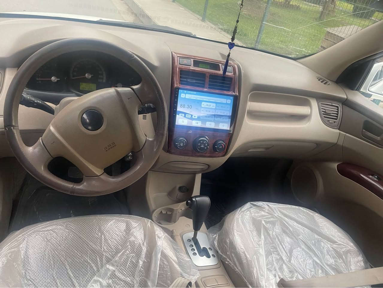 السلام عليكم كيا سبورتاج موديل 2010 بيه صبغ  جاهزه من كل النواحي وكالة الدولية عله ايد  وحده من سنه 2011  مكان السياره الكراده للاستفسار الاتصال على الرقم *********** السعر 110دولار بيه شوي مجال بغداد, العراق
