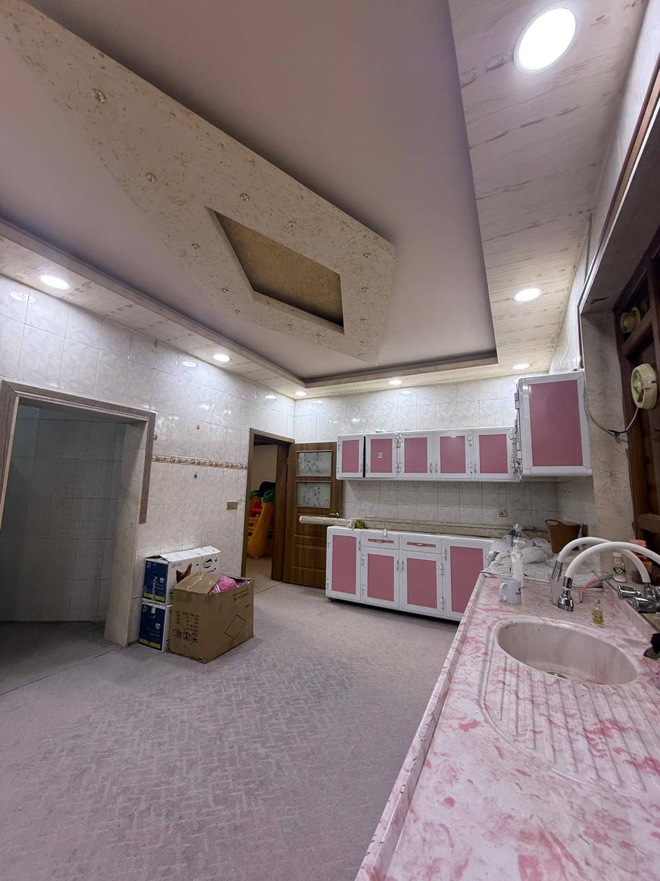 صور داخل اكثر من تعليق 
منزل ٢٠٠ متر  للبيع في #اربيل حي #هفالان 
مساحة:٢٠٠م #قرب_سايدن_مناره موقع راقی جداً
يتكون من:٥ غرف نوم  
صالة
مطبخ
مجموعة صحيات 
كراج+حديقة
للاستفسار يرجى التواصل على ارقام الهاتف:
***********واتس

***********
