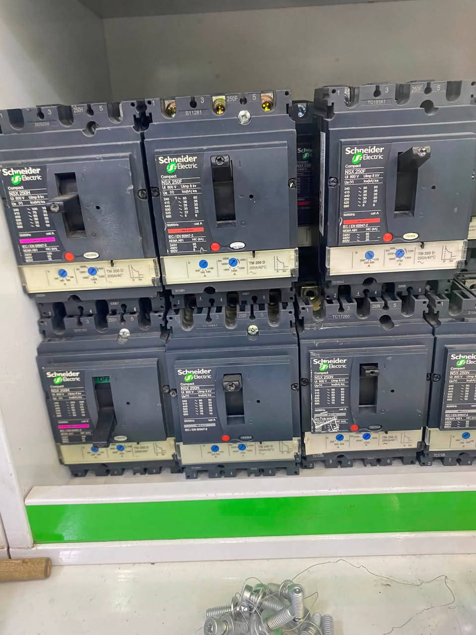 **🔥 وصل حديثاً 🔥**
**كونتكترات + قواطع Schneider / ABB**  
**جميع الأحجام متوفرة من 100 أمبير إلى 3200 أمبير**

✅ **بضاعة أصلية - منشأ فرنسي**  
✅ **ضمان سنة كاملة**  
✅ **أسعار جملة خاصة لأصحاب المحلات والمشاريع**  

**المتوفر حالياً:**  
- كونتكتر Schneider TeSys  
- قواطع MCCB - ACB Schneider + ABB  
- قدرات: 100A - 125A - 160A - 250A - 400A - 630A - 800A - 1000A - 1250A - 1600A - 2000A - 2500A - 3200A  
- كويل 220V / 380V حسب الطلب

**الكميات محدودة والأسعار تنافسية جداً**  
للحجز والاستفسار:  
📞 [رقمك]  
📍 [عنوانك]  
الاتصال *********** واتساب 
🚚 يوجد توصيل لجميع المحافظات
ا
#كهربائيات #قواطع_كهرباء #شنايدر #ABB #كونتكتر #مشاريع_كهربائية #أسعار جمله
