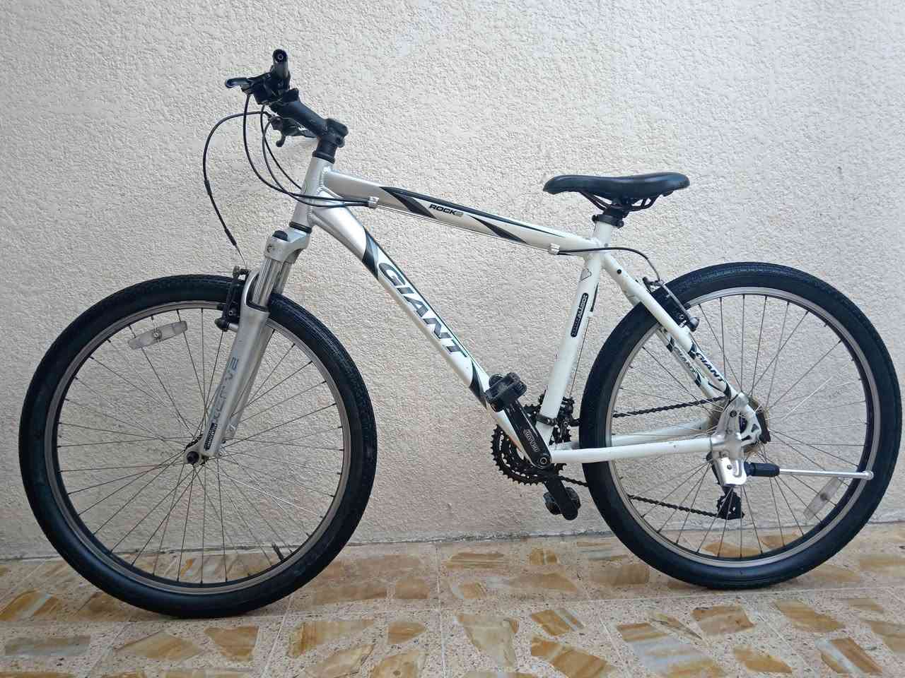 السلام عليكم
باسكل GIANT

حجم 26

كير 8 نمر شيمانو ومن قدام 3

دبلات دهن فول شغال

بريكات  وره وقدام شغالين

تايرات جدد مستخدمه قليل

والاغراض الي شايلها من باسكل موجوده بالصور

اعلى سعر بيع

للتواصل خاص على هذا الحساب


**إذا كنت صاحب هذا الإعلان وتريد حذفه لأي سبب، رجاءا أرسل رسالة إلى الدعم الفني**