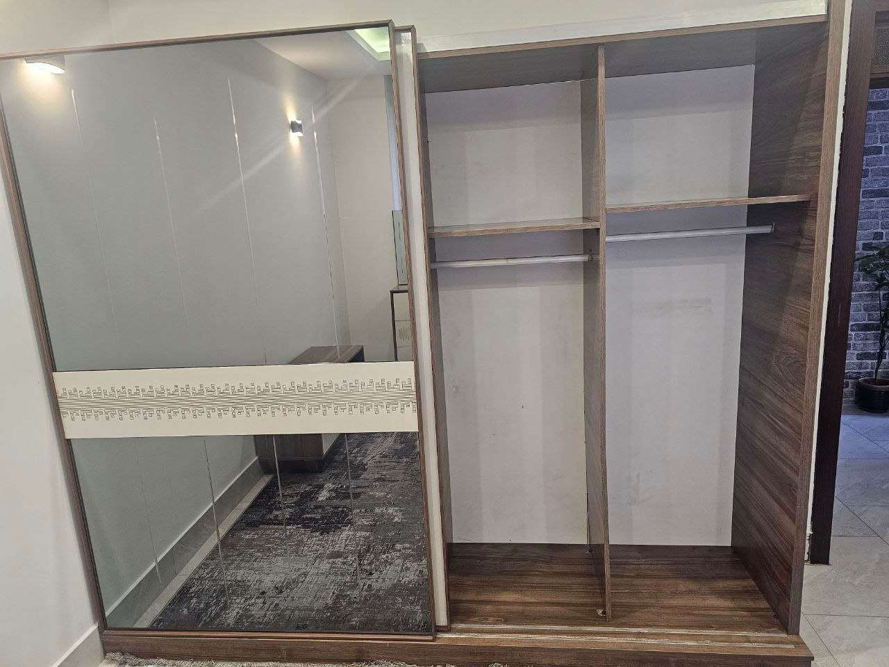 غرفة نوم نفرين مستعملة للبيع تتكون من ٥ قطع
الغرفة تحتاج صيانة لان خمس مرات انقلت 
الغرفة بدون تخت سرير موضح بالصور فقط الاطار 
سعر الغرفة 350 الف قفل بدون معاملة 
الشراي يجي هو يفتح الغرفة وياخذها ماعندي توصيل
العنوان
اربيل / تقاطع الاسكان شارع ٦٠ / خلف جامع قادر بله
رجاءا" اذا ما تشتري اعبر المنشور أربيل, العراق


**إذا كنت صاحب هذا الإعلان وتريد حذفه لأي سبب، رجاءا أرسل رسالة إلى الدعم الفني**