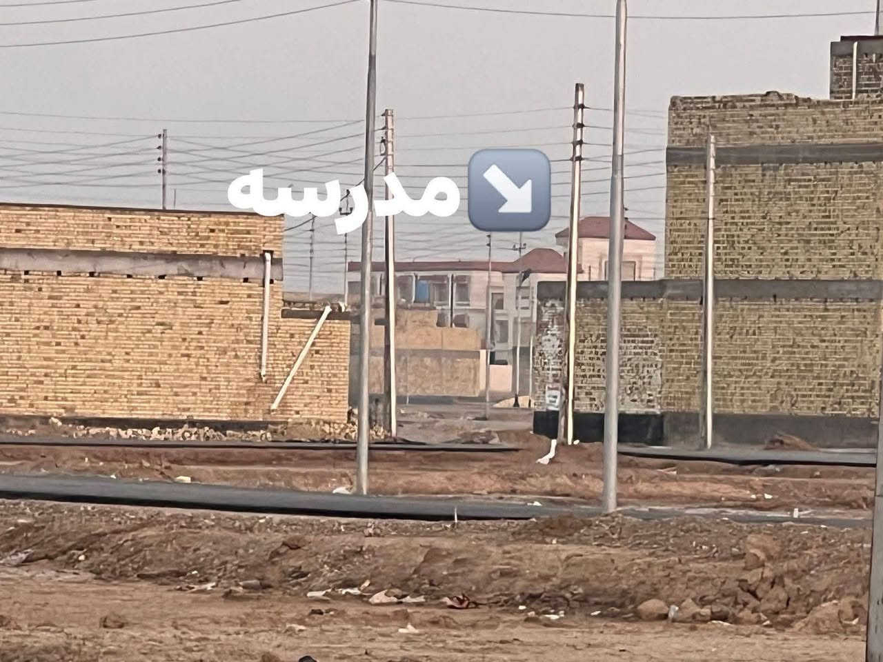 قطعة ارض للبيع مساحه 200 متر ركن ١٠×٢٠ بحي القصور بلبدايه قرب المدرسه النموذجية نوع العقار طابو سند ٢٥ قرار محكمه تحويل مباشر منطقه حلوه وهدؤ فول خدمات كامله تبليط كهرباء اناره ماي مجاري سعر مناسب اقل من السوك ٣٠ مليون نهايته واليريد نص ١٠٠ متر مربع ١٠×١٠ سعر ١٥ مليون نهايته الشراي يخابرني ***********
