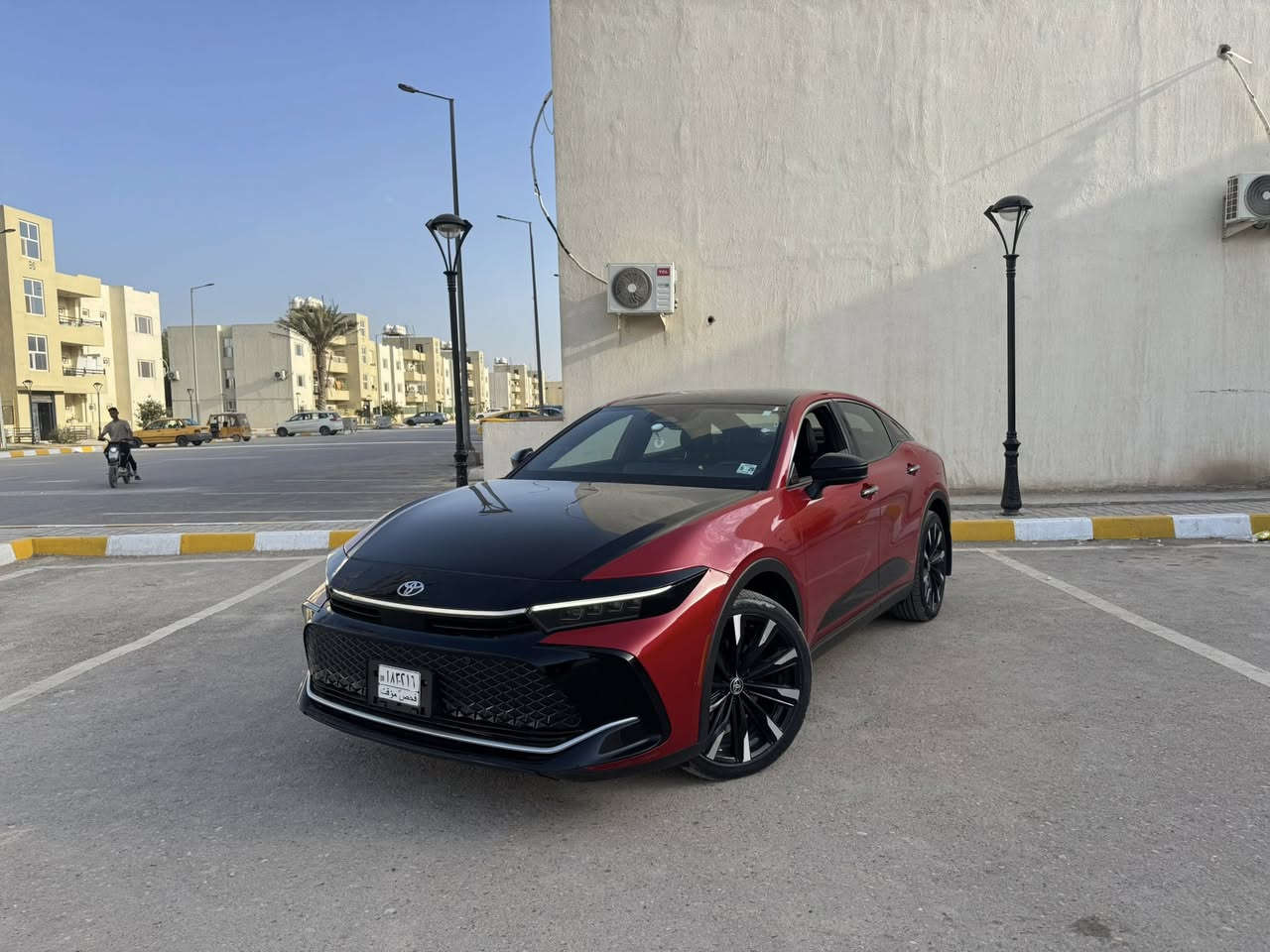 🚗 للبيع: تويوتا كراون بلاتينيوم 2024 (Toyota Crown Platinum) 🚗
لعشاق الفخامة والتميز، ملكة الطريق بحلتها الأجمل..
السيارة غنية عن التعريف، فئة Platinum (أعلى فئة) وبأرقى دمج للألوان (أحمر ملكي مع سقف أسود)، 
📋 تفاصيل السيارة:
• الموديل: 2024.
• المسافة المقطوعة: 13,000 كم فقط (شبه جديدة).
• اللون الخارجي: أحمر وأسود (Bi-tone) مميز جداً.
• المحرك: Hybrid MAX (محرك 2.4 لتر تيربو مع محركات كهربائية) يولد قوة 340 حصان.
• نظام الدفع: دفع رباعي مستمر (AWD).
✨ أبرز المواصفات (البلاتينيوم):
• التصميم: جنوط قياس 21 بوصة بتصميم خاص للفئة.
• المقصورة: كراسي جلد فاخر (تدفئة وتبريد)، شاشة عملاقة 12.3 بوصة تدعم Apple CarPlay و Android Auto لاسلكياً.
• النظام الصوتي: نظام JBL الفاخر (11 سماعة).
• الأنظمة التقنية: كاميرات 360 درجة، نظام اصطفاف ذاتي (Advanced Park)، فتحة سقف بانورامية.
• الأمان: رادار أمامي، نظام الحفاظ على المسار، تنبيه النقاط العمياء، مثبت سرعة تفاعلي.
✅ حالة السيارة:
• السيارة بيهة قطعتين بابين وحادث خفيف بل بيبان + بدلتهن
للتواصل:***********
