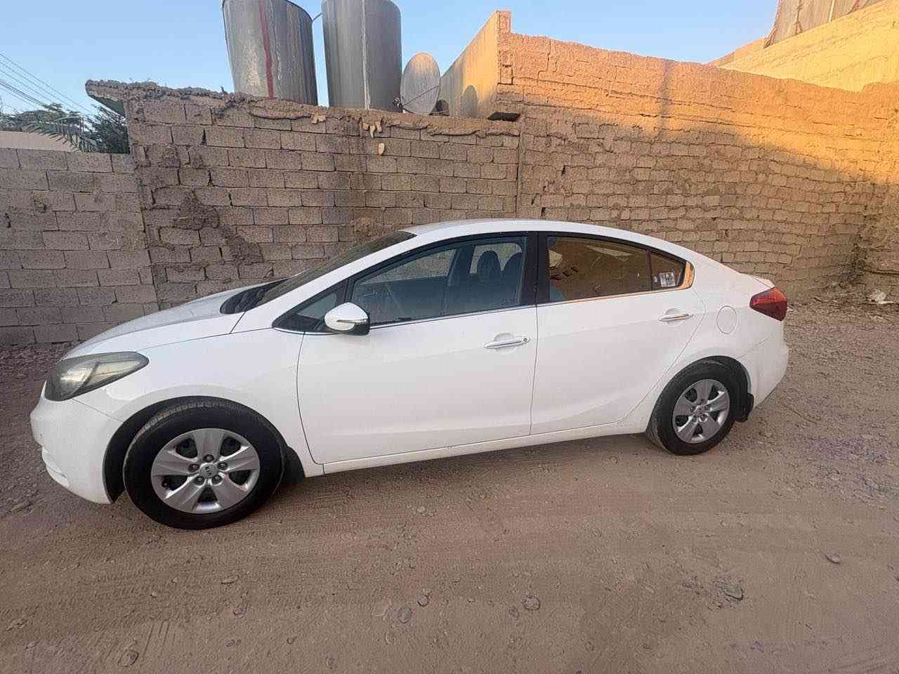 كيا سيراتو 2014 خليجي 
مواصفات تحكمات تحديد سرعة حساس ٣ كير كير اوتوماتيك وعادي وستيرن نظام قيادة سبورت نورمال ايكو
تبريد مركزي ليد زنون لايت امامي وخلفي ليد لايت اوتو 
مكينة دوش حجم : 1.6L مرغوب 
ماشي 135,000كم 
مامفتوح كير مكينة تبريد كهربائيات بشرط 
بونيت مرشوشة بدون دواخل وبيها ضربة بالهلال موضح
رقم سليمانية دوالي سنوية جديد لحد 2027
سيارة معروضة بـ: 125$ 
عنوان كركوك
سيارة مالبيت نظيف بدون نواقص 
مكلف بالنشر
للاستفسار اكثر واتساب *********** كركوك, العراق
