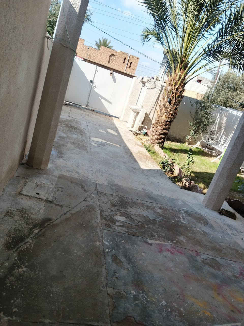 يوجد بيت في منطقة سيف سعد الغالبيه للبيع قرب المدارس مساحه البيت 175 متر البيت يحتوي على استقبال غرفه وصاله ومطبخ ؤصحيات داخل وخارج قاطين قاط الثاني بعد مامسقف البيت من داخل كلش نضيف السعر 65 ؤبيه مجال ***********
