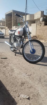 للبيع سعر 650 وبيها مجال 07700333759