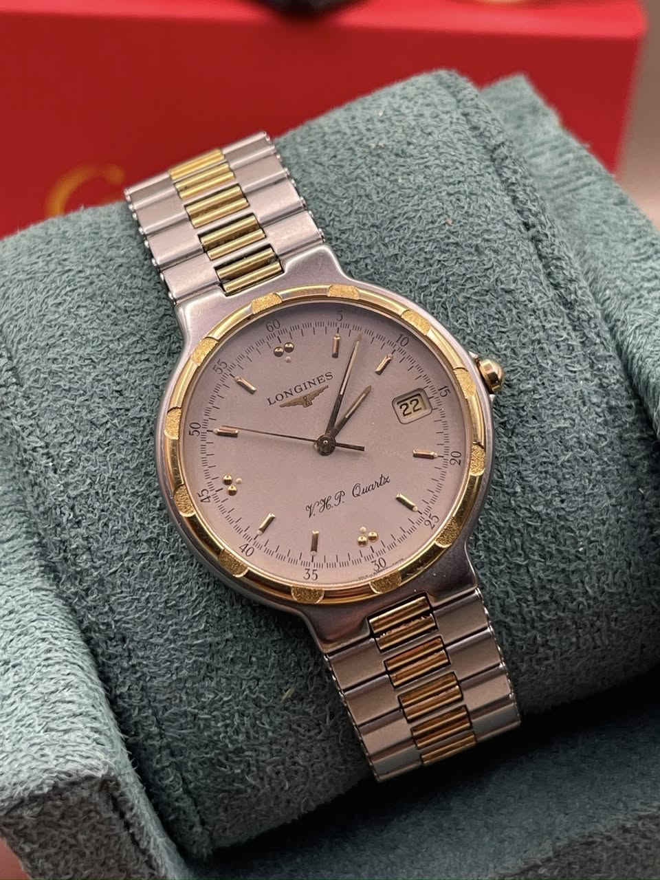 ساعة Longines Conquest V.H.P. Quartz هي قطعة كلاسيكية نادرة تجمع بين الدقة السويسرية المتناهية والتصميم الفاخر الذي لا يحده زمن. إليك صيغة إعلان احترافية وجذابة تناسب منصات التواصل الاجتماعي:
⌚️ للبيع: تحفة سويسرية نادرة – Longines V.H.P. Quartz
عشاق الأناقة والتميز، هذه الساعة ليست مجرد أداة لمعرفة الوقت، بل هي قطعة من تاريخ الصانع السويسري العريق Longines. موديل الـ V.H.P (Very High Precision) المعروف بدقته المتناهية التي تتفوق على الساعات العادية بمراحل.
✨ أبرز مواصفات الساعة:
• الماركة: Longines (لونجين) - أصلية 100%.
• الموديل: Conquest V.H.P Quartz.
• التصميم: مزيج راقٍ جداً بين الستانلس ستيل والذهب (Two-Tone)، يعطي فخامة استثنائية على المعصم.
• القطر: 33 ملم (قياس كلاسيكي راقٍ جداً يناسب أصحاب الذوق الرفيع والمعاصم المتوسطة أو كقطعة Unisex).
• المينا: بلون لؤلؤي ساحر مع تفاصيل دقيقة وتاريخ عند الساعة 3.
• الإطار (Bezel): بتصميم "المسننات" الذهبية المميز لهذه الفئة، مما يعطيها هوية بصرية لا تخطئها العين.
🌟 لماذا تقتني هذه الساعة؟
1. دقة استثنائية: تقنية V.H.P تضمن لك أقل نسبة خطأ زمني ممكنة في الساعات الكوارتز.
2. حالة ممتازة: الساعة بحالة رائعة كما هو موضح في الصور، محافظة على رونقها ولمعتها.
3. قيمة استثمارية: ساعات لونجين القديمة (Vintage) تزداد قيمتها مع الوقت وتعتبر إضافة قوية لأي مجموعة.
السعر : 220$


**إذا كنت صاحب هذا الإعلان وتريد حذفه لأي سبب، رجاءا أرسل رسالة إلى الدعم الفني**