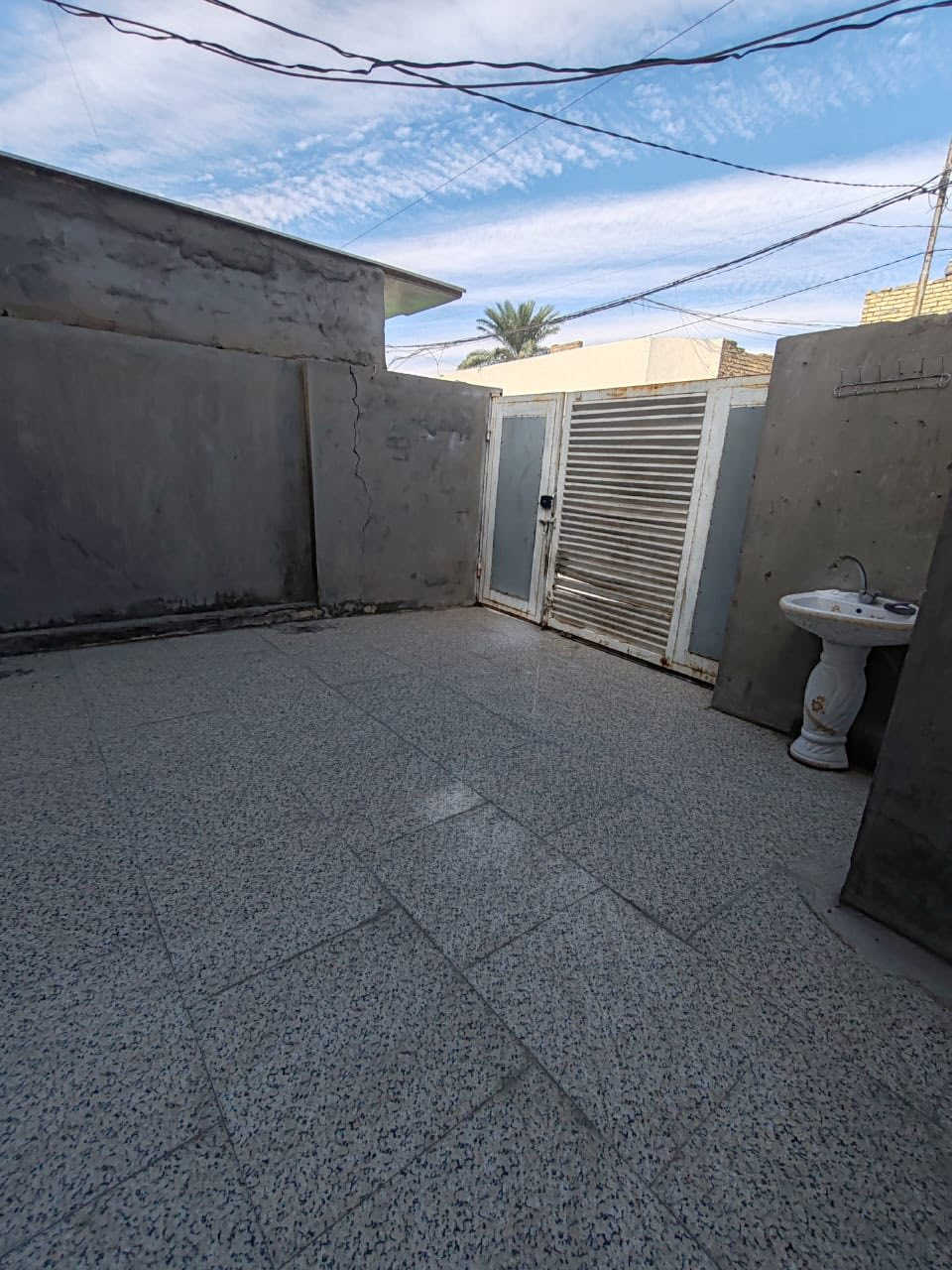 🏡 دار للبيع – طابو صرف | بناء حديث
📍 الموقع: المسيب – صوب البوحمدان، قريب من مخبز بغداد

📐 المساحة: ١٦٠ متر
🏗️ يتكون من طابقين – الطابق الثاني منفصل
🧱 البناء: طابوق مسلح + كونكريت
✨ التشطيب:
 •حزام سيراميك
 •أرضيات بورسلين

🔹 تفاصيل الطابق الأول:
 •استقبال: ٦ × ٣.٥
 •صالة: ٥ × ٤
 •مطبخ: ٤ × ٣
 •غرفتي نوم:
⭐️• ٥ × ٤
⭐️• ٣.٥ × ٣
 •صحيات داخلية وخارجية
 •منور
 •كراج سيارة كبير

🔹 الطابق الثاني:

نفس تفاصيل الطابق الأول تمامًا

💰 السعر على الخاص
📞 للاستفسار: ***********
🏢 مكتب عقار أهالي المسيب
حي المعلمين الثالثة – قرب جامع محمد الجواد
