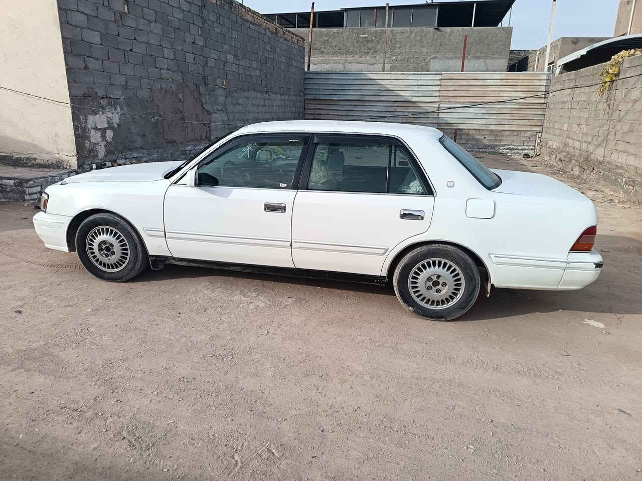 السلام عليكم
سيارة راس الثور موديل 98 لون ابيض رقم بغداد انگليزي
يسره بلاد تكم
 صبغها بلاد ما عدا الجاملغ الخلف الصدر و كذلك وجه البدن والسيارة بيه سونار.. 
 التبيريد فقط غاز  السيارة باقي صبغها على البلاد
تخم تاير جديد
حدادية 80 ٪
 الشاصي مكفول و كفالة من الگص و نقل الجثة و العيب الشرعي.. الك شرط مداور.. 
مكاني النجف السعر ٩٠ و بيه مجال قليل والله يرزق الجميع..
ملاحظة اراوس اذا مع سيارة أقل مع الفارق
الاتصال ***********

***********
