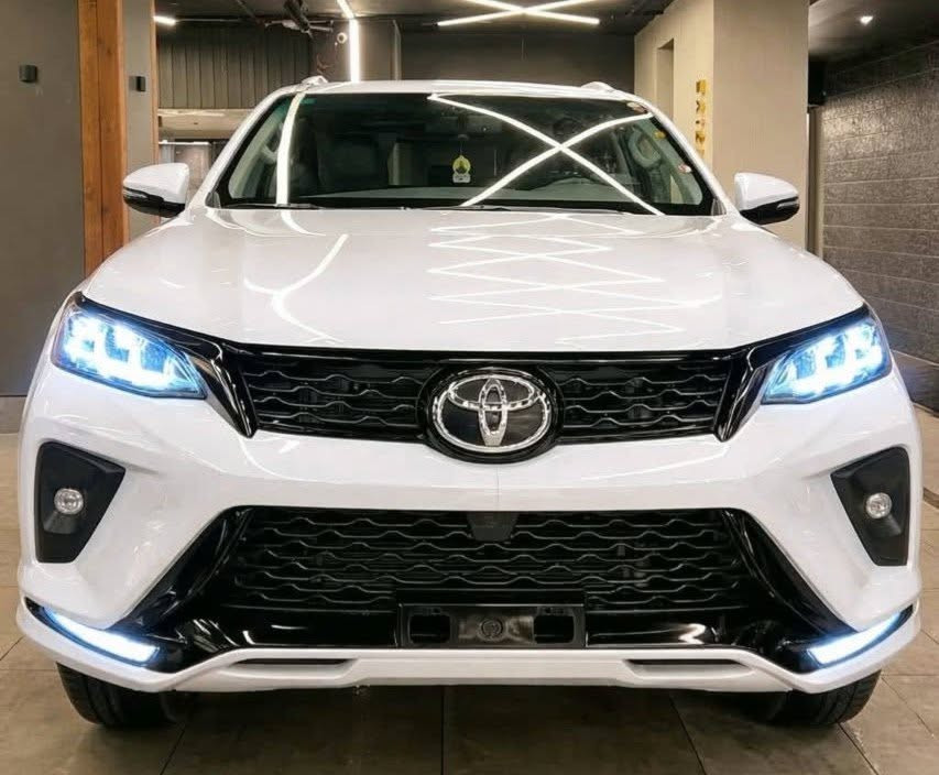 Toyota fortuner sport 4WD 2027 Zero
7 Seats 
4000     V6
4X4
376 نيوتن

-------------------------------------------
نظام الدفع الرباعي مع دبل خفيف وثقيل
(4x4)

-------------------------------------------
شاشة لمس مقاس 8 بوصة تدعم تطبيقات Apple CarPlay و Android Auto

-------------------------------------------

 نظام الفرامل المانعة للانغلاق (ABS)، توزيع إلكتروني للفرامل (EBD)، نظام الثبات الإلكتروني (VSC)، 
وسائد هوائية، وكاميرا خلفية

-------------------------------------------
جنوط 18 انش
شاشه 8 انش
كراسي كهرباء 
مقاعدجلد فاخره مع خاصية التدفئة للمقاعد الأمامية، وتتيح التحكم الكهربائي في مقاعد السائق والراكب الأمامي 

لون ابيض فرش اسود القاهرة, مصر


**إذا كنت صاحب هذا الإعلان وتريد حذفه لأي سبب، رجاءا أرسل رسالة إلى الدعم الفني**