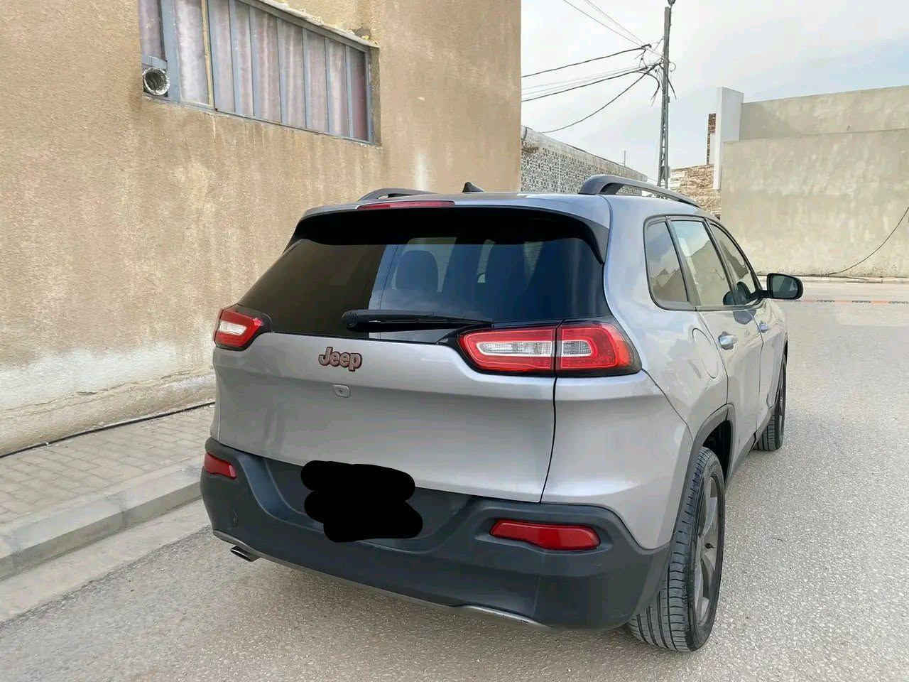 جيب شيروكي بزون  2017   سياره نضيفه  كلش   بيها  6 قطع صبغ  للجماليه  فقط  سياره بدون ضرب      محرك   مامفتوح       سنويه  لل 2029   هزه  وفحص  قبل شهرين     *********** أربيل, العراق
