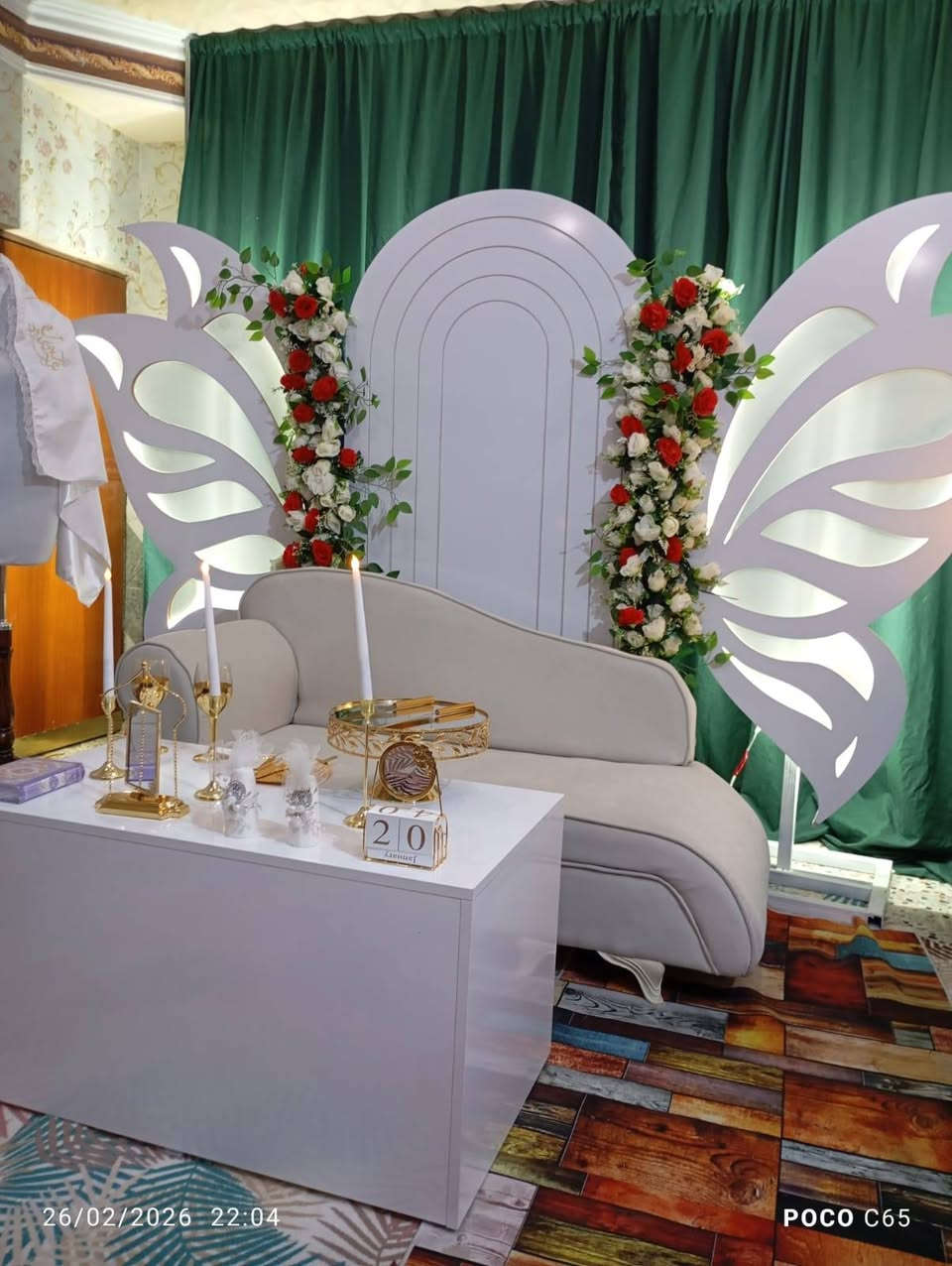 🎊 عيدكم فرح.. وعرسكم أجمل مع لمّة فرح 🎊  
مو بس كوشة.. هي لحظة عمر تنحفر بالذاكرة ✨  
كلشي جاهز كلشي مرتب وكلشي يلمع فرح 💕  
🚚 خدمة كاملة من التوصيل للنصب وإعادة الكوشة بعد المناسبة  
🎁 هدية خاصة للعرسان بمناسبة العيد من لمّة فرح.  
📞 للحجز والاتصال: ***********  
💬 واتساب متوفر لتثبيت الحجز. 
 المفاجأة بانتظاركم عند الاتصال.. لا تفوتوا الفرصة 🌸  
لمةفرح #عيدكمفرح #كوشةالعمر #كوشاتالمحاويل
