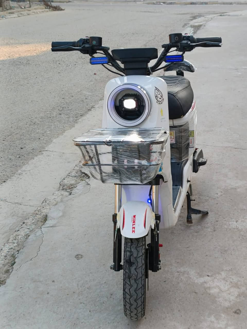 دراجة R9للبيع الدراجة امانتن نضيفة بس التاير الي ورة مبنجر ويرادلها تبديل جوزة وذا علذني سهلة من يمي انطيكم فلوس التصليح بطارياتها كلش زينة الدراجة مصار 4اشهر من مشتريها الي يريدها يفوتلي واتس ***********السعر راح يكون 375وبيها مجال فلوس التصليح الي يريدها يجيني واتساب علرقم الي ظاهر يمكم المكان بغداد حي الخضراء
