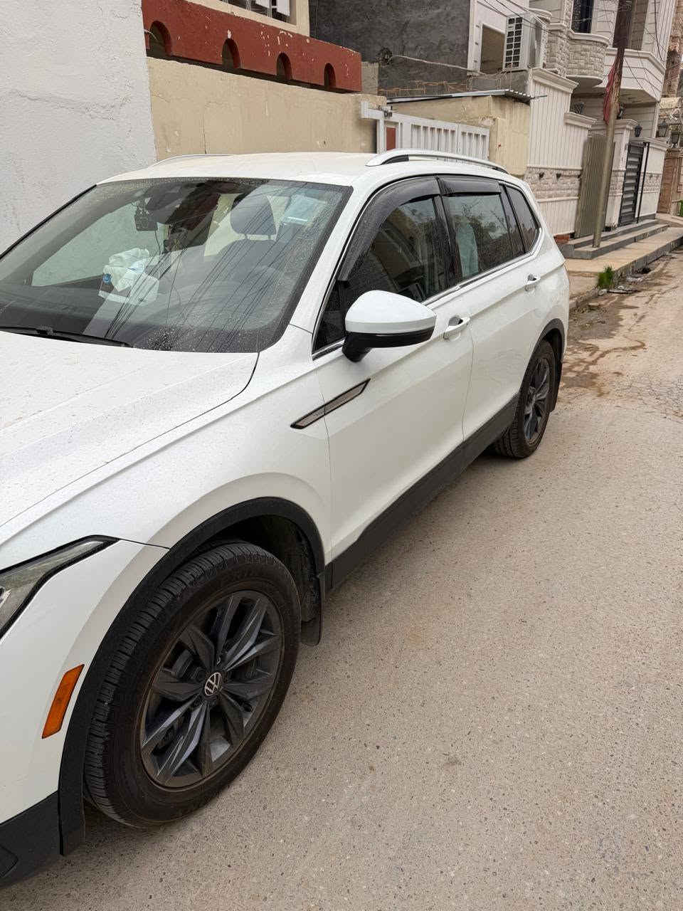 للبيع فولكس فاغن تيكوان 2023 (Volkswagen Tiguan) SE
✅ موديل: 2023

✅ اللون: أبيض لؤلؤي

✅ محرك اقتصادي وقوي ومزود

✅ جير أوتوماتيك +تشغيل عن بعد +ابواب كله بصمه

✅ شاشة + Apple CarPlay

✅ كاميرا خلفية وحساسات ورادر كل الجوانب ومنع تصادم امامي وخلفي وجانبي + تحديد مسار +تحديد سرعه

✅ السيارة نظيفة جداً واستعمال شخصي.

 السياره 7 راكب

السياره فول مواصفات عدا الفتحه 👍 

الملاحظات:

باب خلفي صبغ.

باب السائق نصف صبغ.

أيرباك باب ايسر خلفي فقط

السيارة حالتها ممتازة ميكانيكياً مال شركه وكله جديد ومضمون +السياره دهن كله شركه + وكله سوبر ومحسن ابد ممخلي اله عادي معتني بيه كلش 

السعر.190 وبيه مجال
***********
