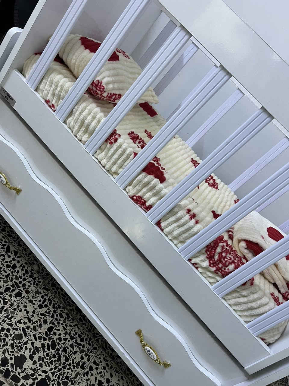 جرباية طفل نظيفة جداً جداً 
الطول 100
العرض 55
هية ودوشكها سوية وبيها جرار خزن جبير
استعملتها وقت قليل جداً يعني تُعتبر جديدة
اريدها ب 80 وبيها مجال 
مكاني بغداد الشعب
 ***********
