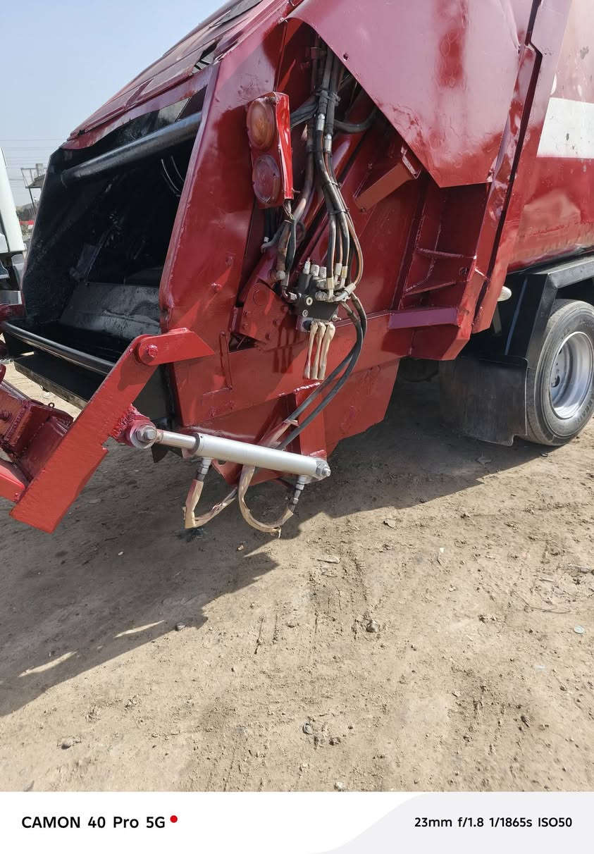 سلام عليكم
كابسة ازوزة للبيع مكينة 80 عادي 
سيارة جاهزة للعمل 
8:5 مكعب 
رقم بغداد بسنوية مسجلة كابسة نفايات
 تحويل ثاني يوم 
منظومة هيدروليك ميكانيك 
العنوان بغداد المعامل
هاتف
***********
***********
