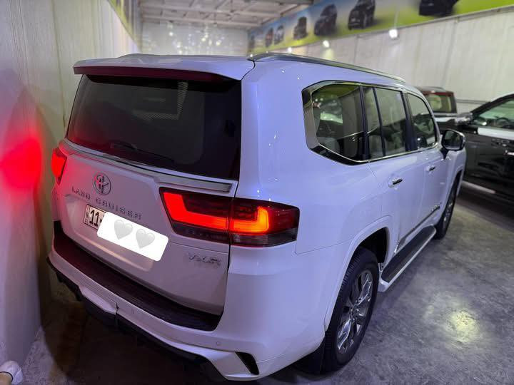 السلام عليكم 
لاندكروز 2024 Gxr بريم اصلية 
السيارة محرك 3.5 تون تيربو 
مبدلين مازدات مال VX 
مكفولة كفالة عامة من الصبغ والبارد 
ماشية 16 الف كيلو متر 
سعرها 75 الف دولار وبيها مجال بسيط 
مكانها معارض النهضة شركة اللامي 
للاستفسار اكثر:
***********
***********
