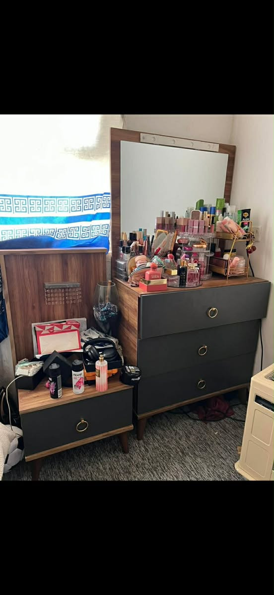 تاقمی نوستنی ٥ پارجە شتیکی زۆر جوانە پاکو خاوین بەدۆشەکەوە  بۆفرۆشتن لەسلیمانیە  viber wats app 
*********** ئەشیای دەسی دوو ئەکرینەوە
