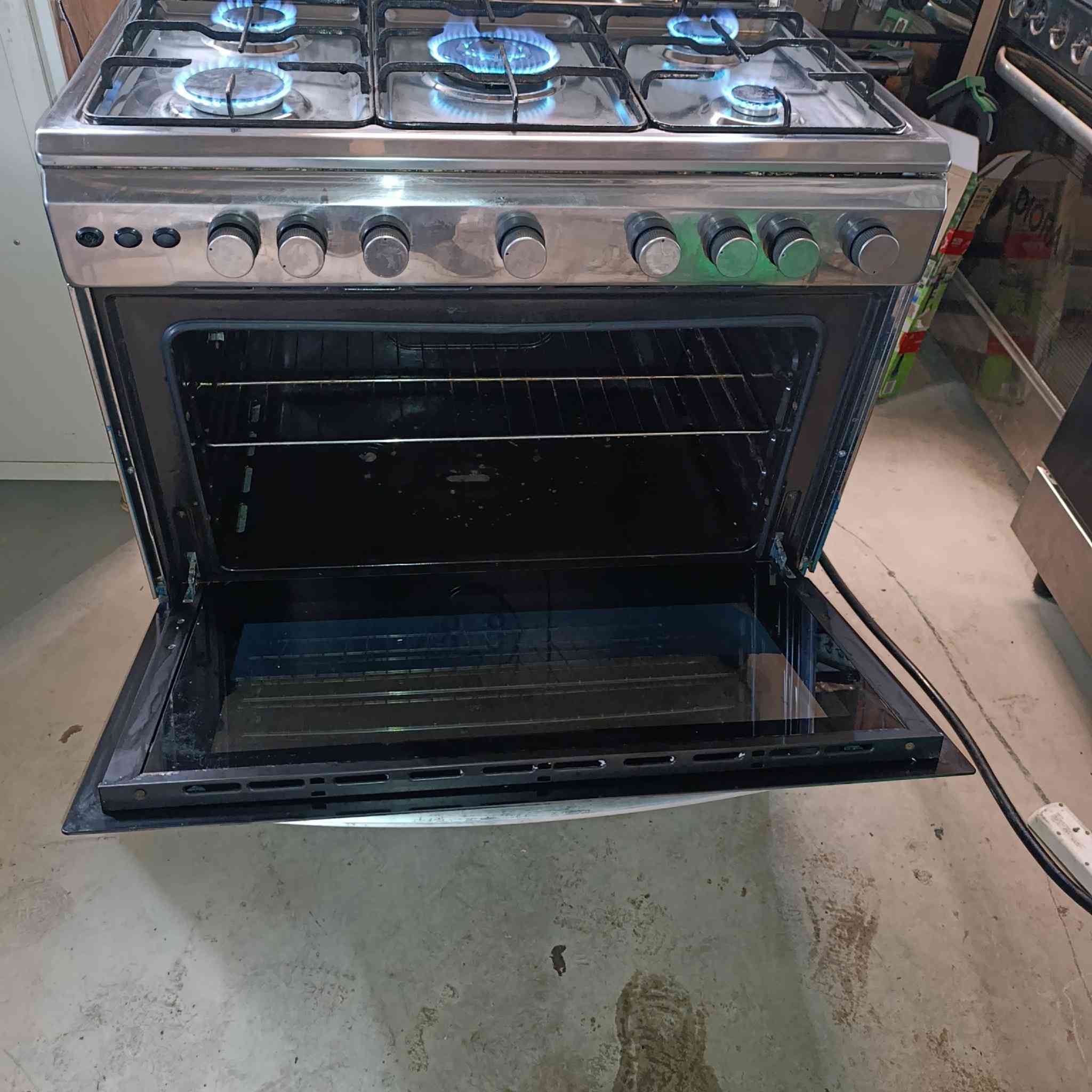 سلاوی خوداتان لێبێت تەباغێکی زۆر زۆر خاوێن بۆ فرۆشتن تەباغەکە هیچ کێشەو مشکیلەی نیە فرنو هەمو شتەکانی ایش دەکات هەر بەرێزێک خوازیارە پەیوەندی بکات یا خود نامە بنێریت   ***********
***********
تێ بینی ناو نیشام سۆران بەرزێوە
