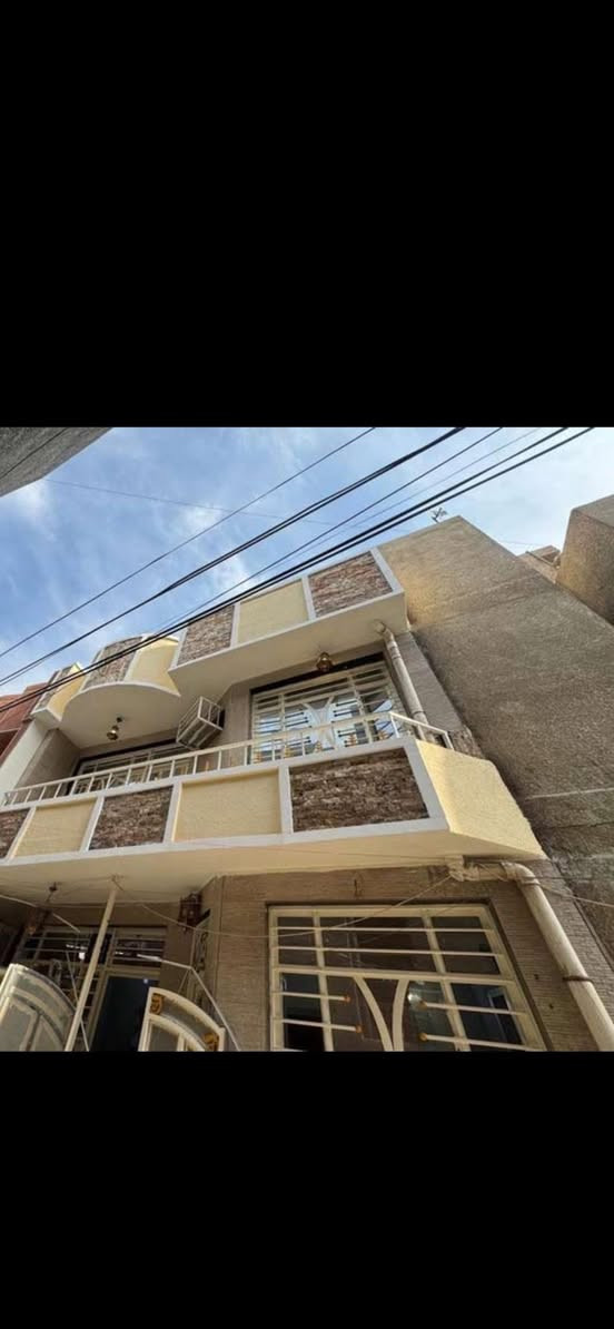 ⸻

🏠 دار للبيع – الوزيرية قرب الشارع الرئيسي

المساحة: 50 متر مربع
الواجهة: 7.2 متر

الدار يحتوي على:
• مدخلين للصالة والمطبخ
• غرفتين نوم
• خدمات
• مخزن
 🚩اول بيت في القيصريه 

📍موقع المكتب مجاور مستشفى السفير مقابيل سايدين            '             الوزريه مكتب نسيم دجله للعقار 🚩 

للستفسار ***********☎️
سعر جدا مناسب
