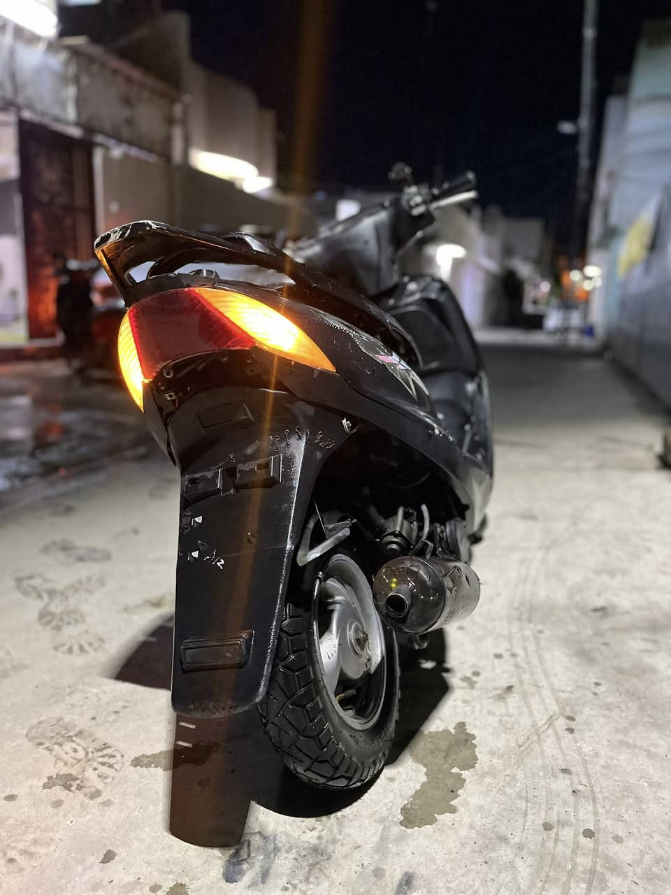 ماكس ثعلب
الدراجه كلها شغاله 
مكينه تبخر كزوز رياضي FM
نكره سلف زنون عالي رماش 
تاير خلفي وباتري جديد 
السعر 350 وبي مجال قليل 
واتساب ***********
