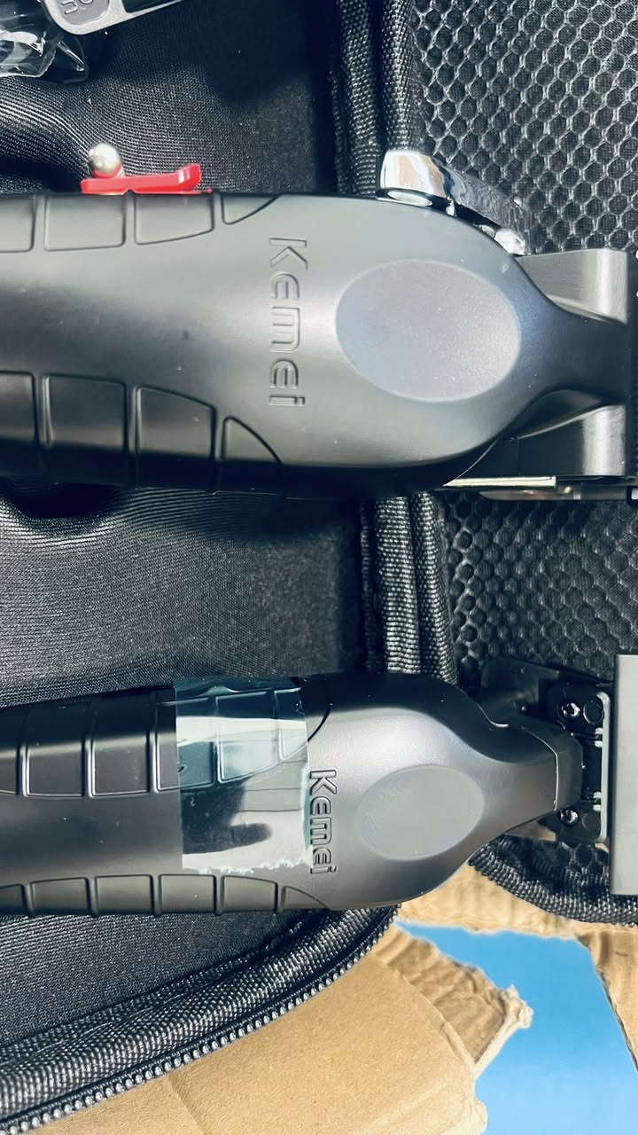 السلام عليكم
متوفر مكائن حلاقة قطعتين صغيرة +كبيرة بكج كامل ماركة Kemei جديد غير مستعمل القطع كاملة مع كيبل شحن TYPE C مع قطع مشط التدريج كاملة 
السعر 30 مع التوصيل…


**إذا كنت صاحب هذا الإعلان وتريد حذفه لأي سبب، رجاءا أرسل رسالة إلى الدعم الفني**